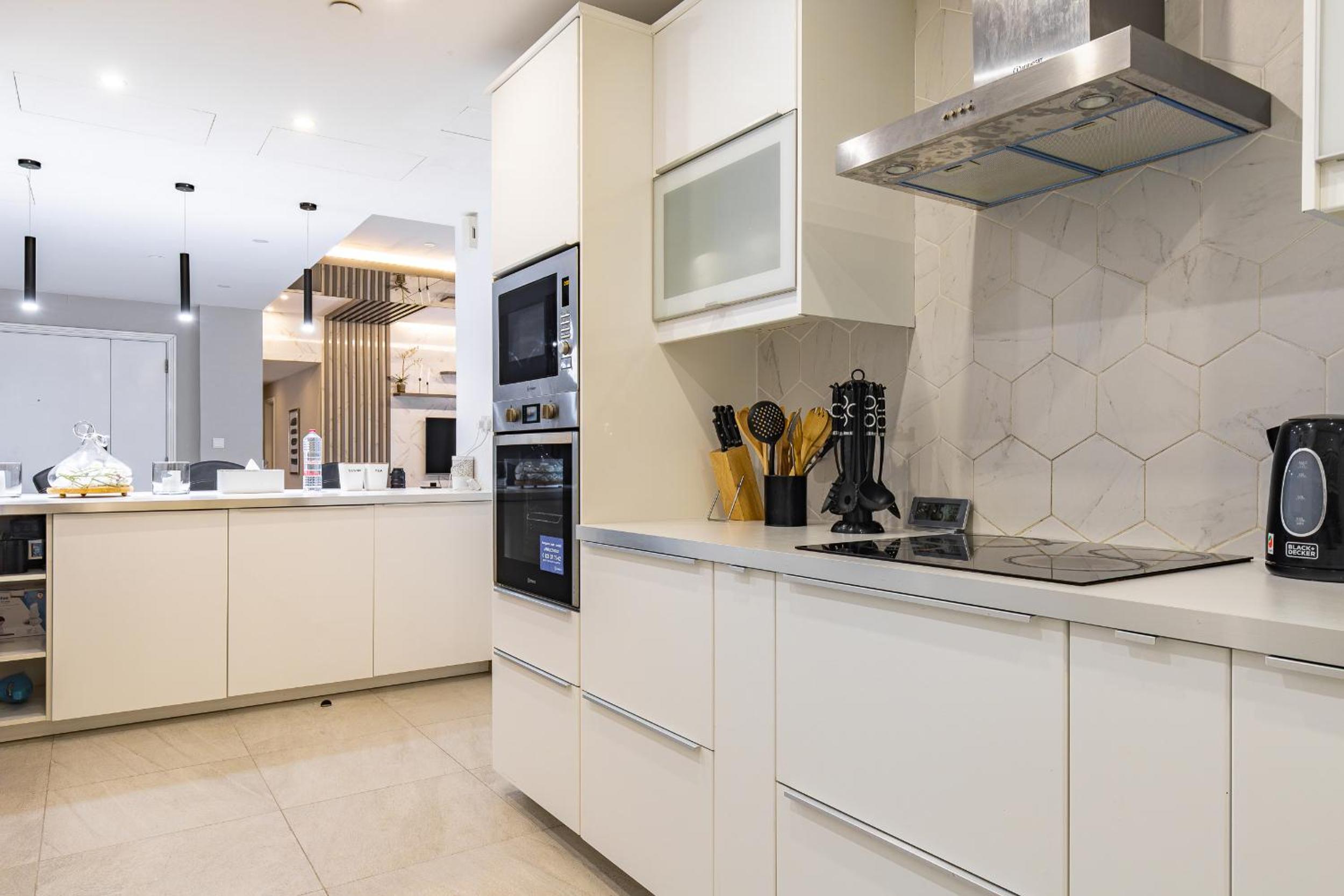 Simply Comfort Vacation Homes Rental Lux Penthouse 4BR Apartment with Iconic Marina Views in Sadaf2 JBR