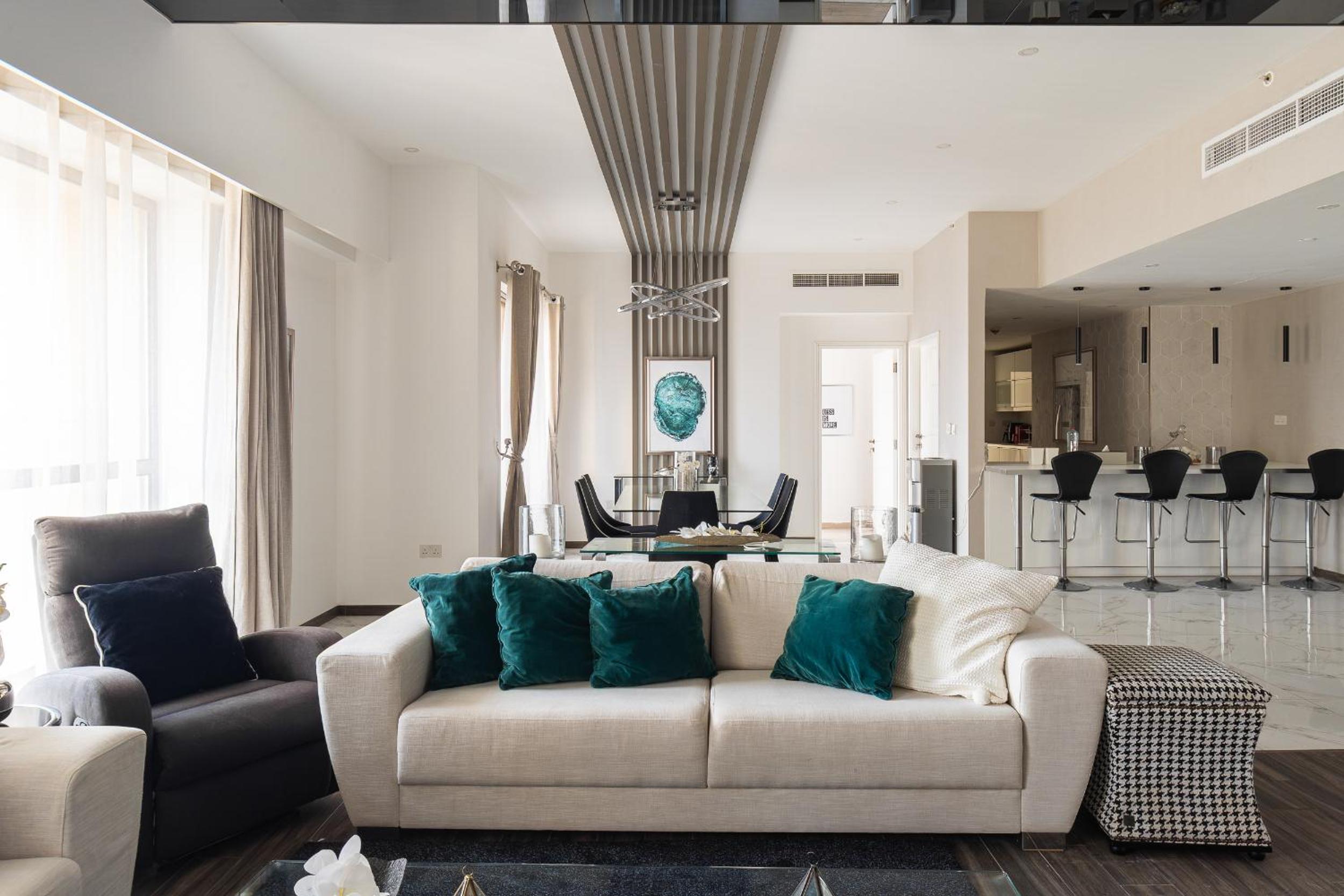 Simply Comfort Vacation Homes Rental Lux Penthouse 4BR Apartment with Iconic Marina Views in Sadaf2 JBR