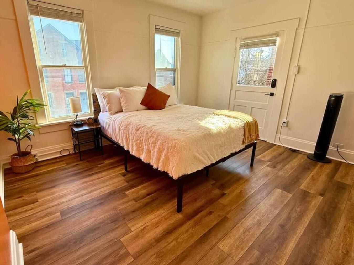 Jungle House Columbus Sleep 16 Downtown Ohio Free Parking - Near Convention Center & Nationwide Arena - 4BR Luxury Home - Pet Friendly - Over 5,800 Five St