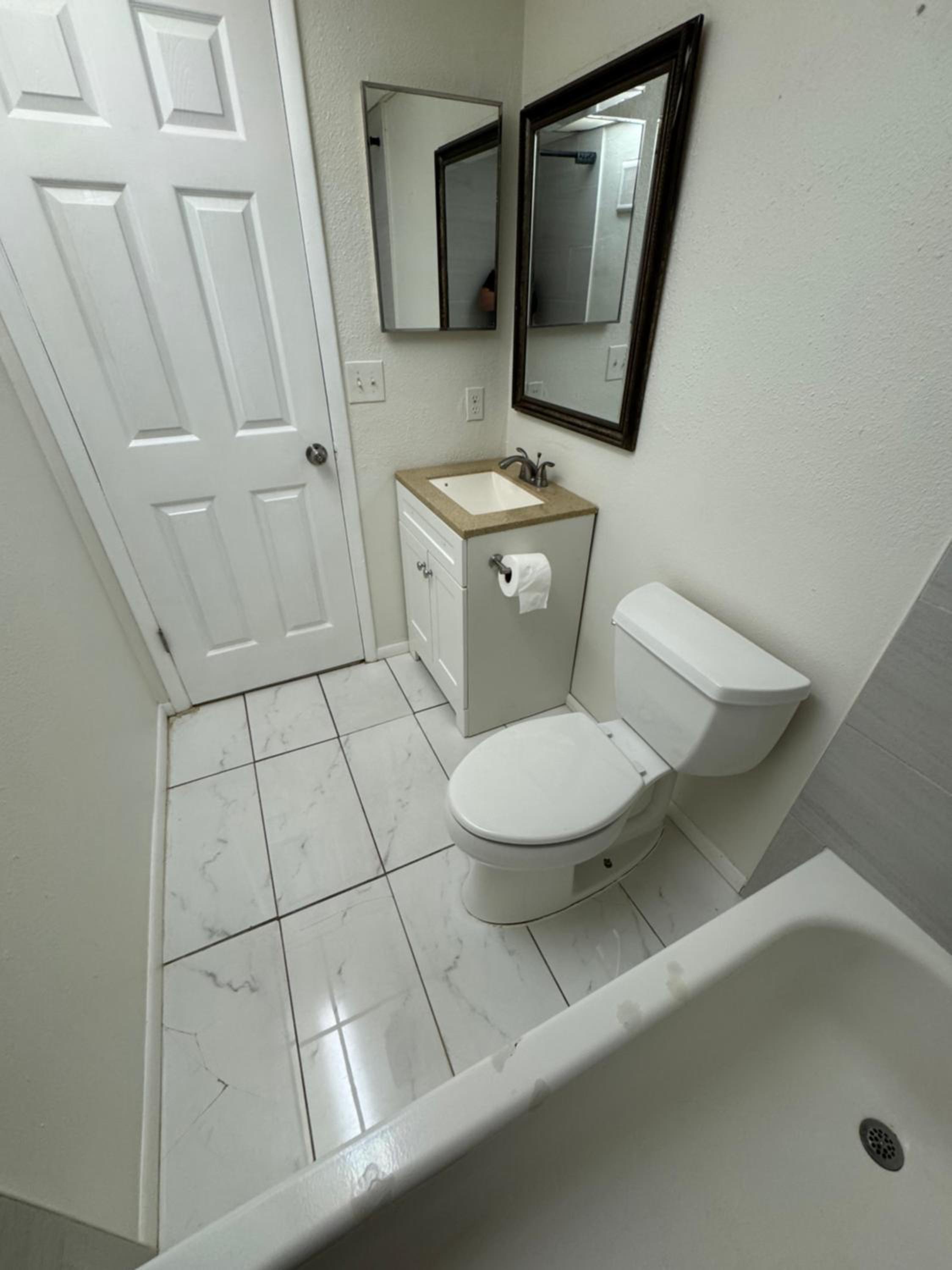 Cozy and Costal 10 Min to Beach Pool, Sauna, Pool table