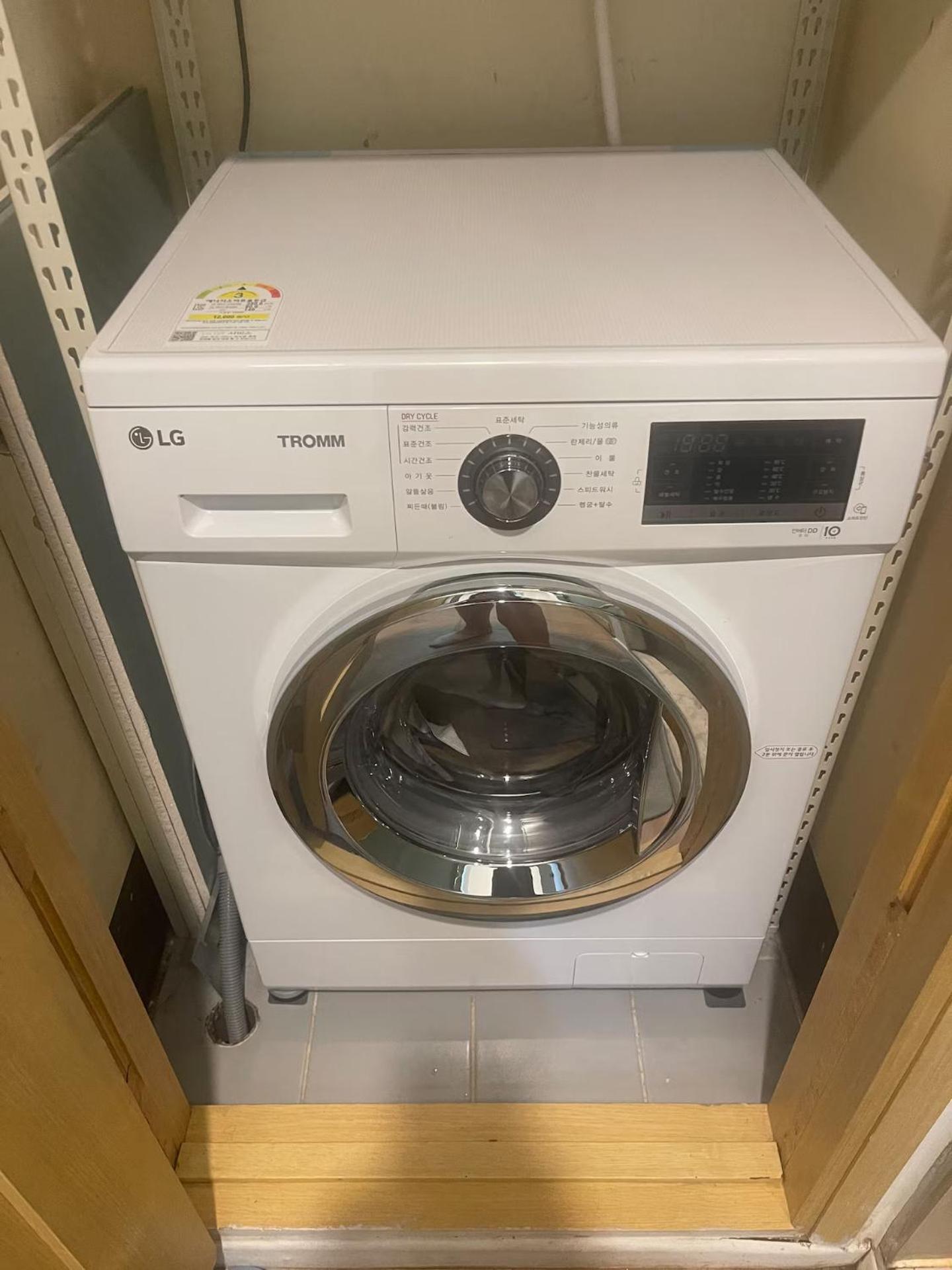 Direct Elevator to Hongik Univ Station, NEW by 13yr Superhost, Professionally Maintained
