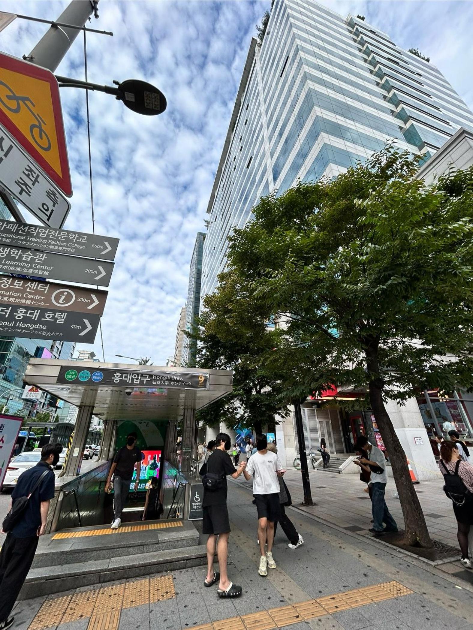 Direct Elevator to Hongik Univ Station, NEW by 13yr Superhost, Professionally Maintained