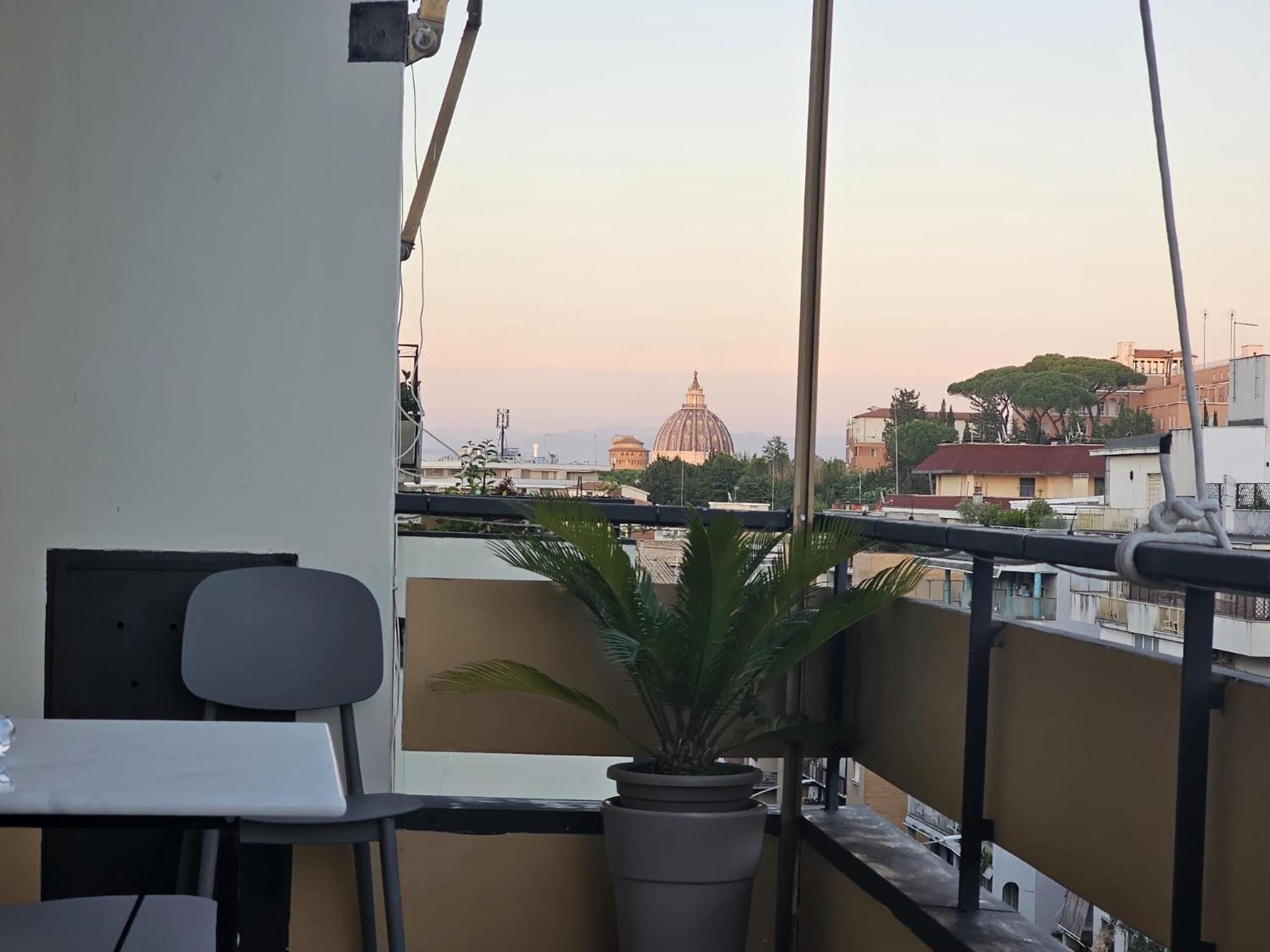 Upper San Pietro elegant flat on metro A with a view