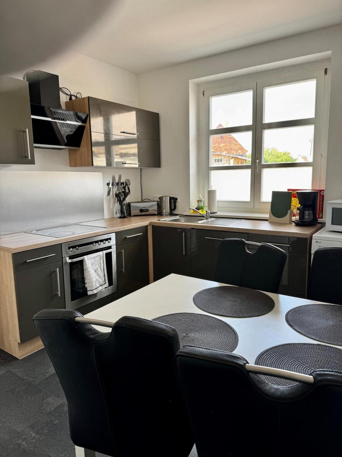 Premium Quartier - Modernes Apartment, 2 Schlafzimmer, WLAN, Parken, Küche