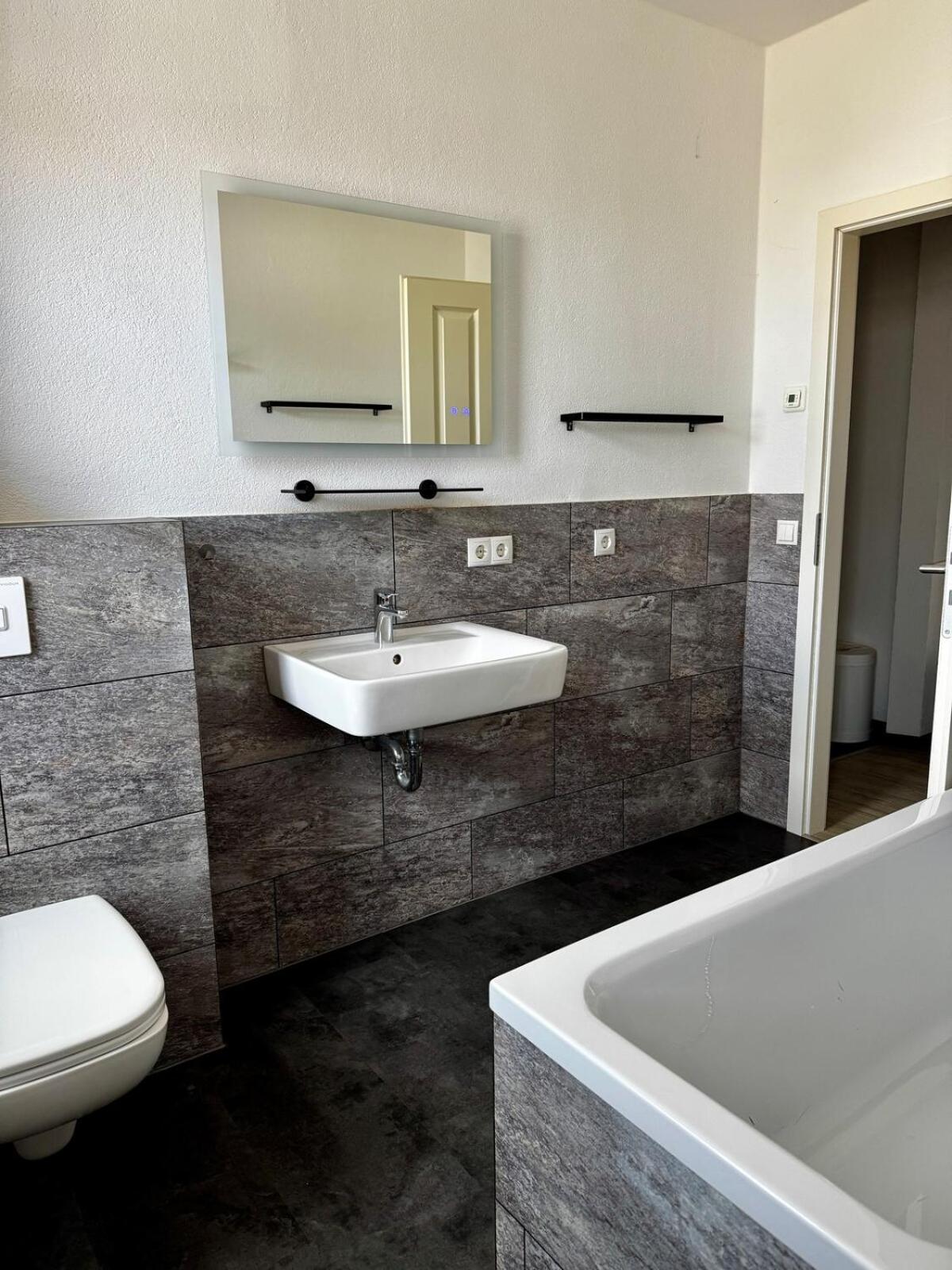 Premium Quartier - Modernes Apartment, 2 Schlafzimmer, WLAN, Parken, Küche