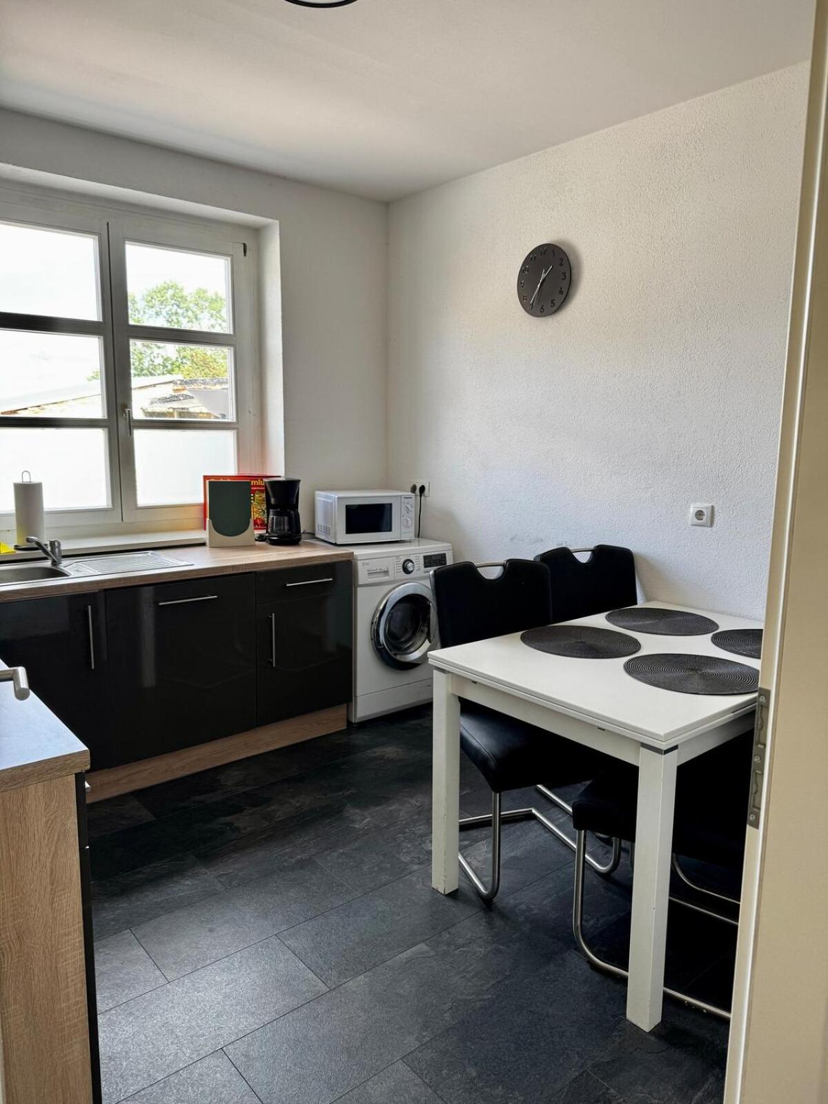 Premium Quartier - Modernes Apartment, 2 Schlafzimmer, WLAN, Parken, Küche