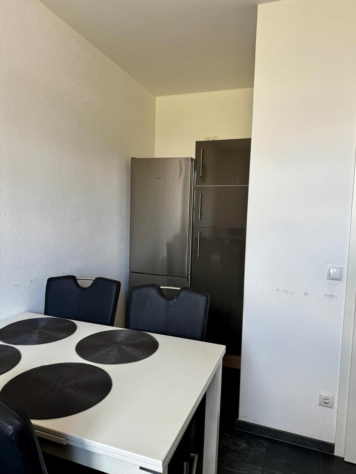Premium Quartier - Modernes Apartment, 2 Schlafzimmer, WLAN, Parken, Küche
