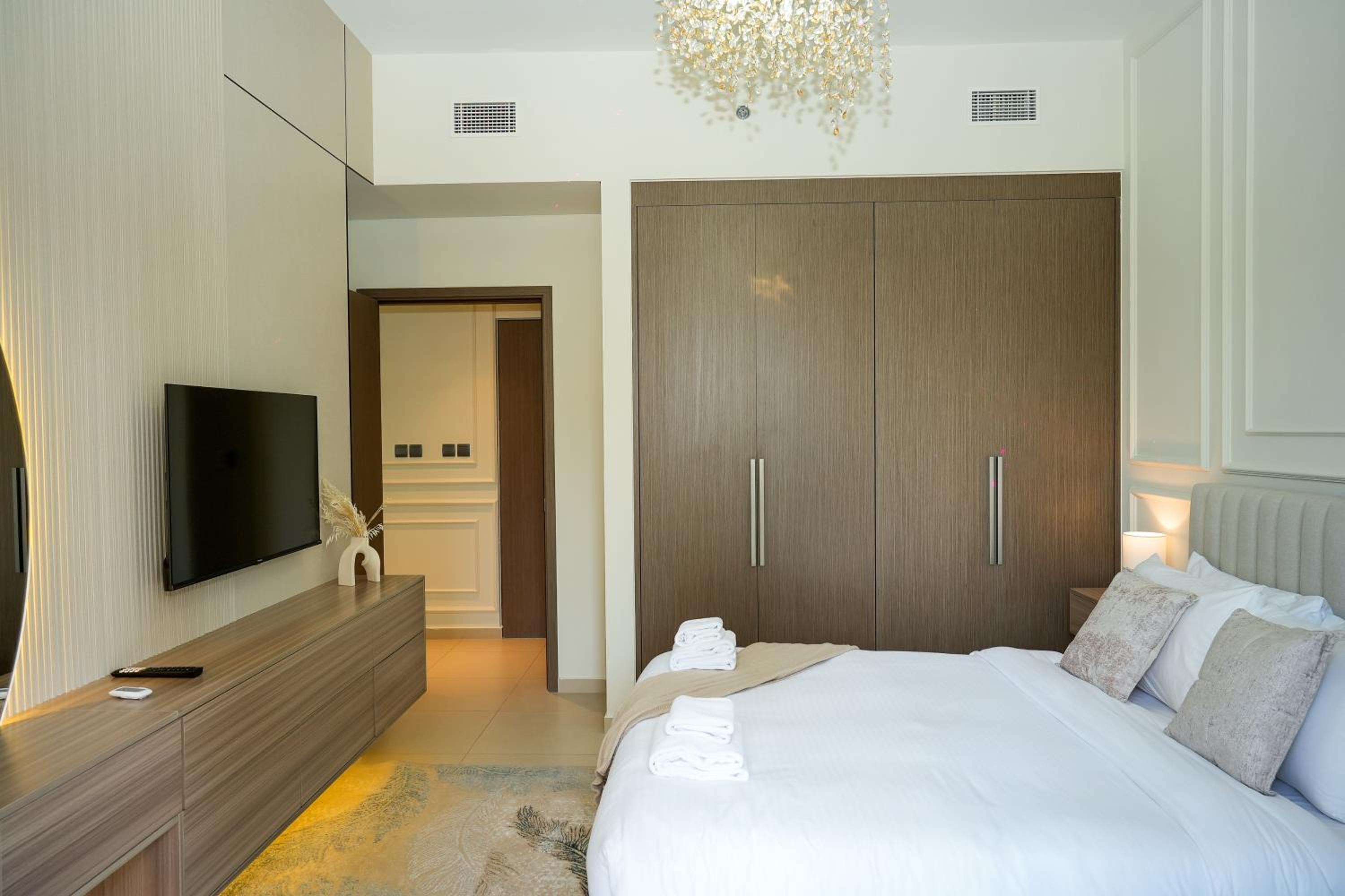 Iconic Burj Khalifa, Fountain Views, Luxury 2BR