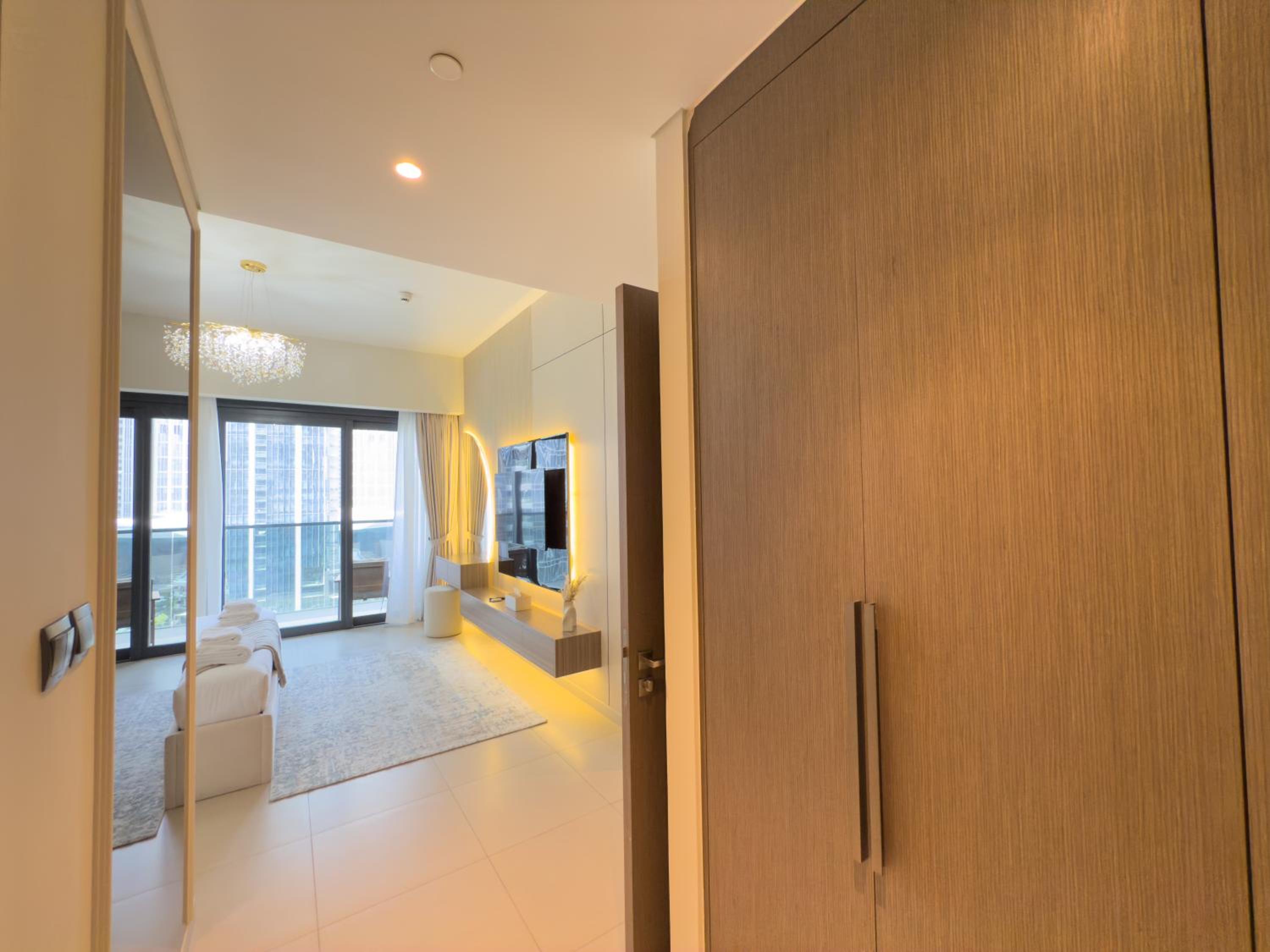 Iconic Burj Khalifa, Fountain Views, Luxury 2BR