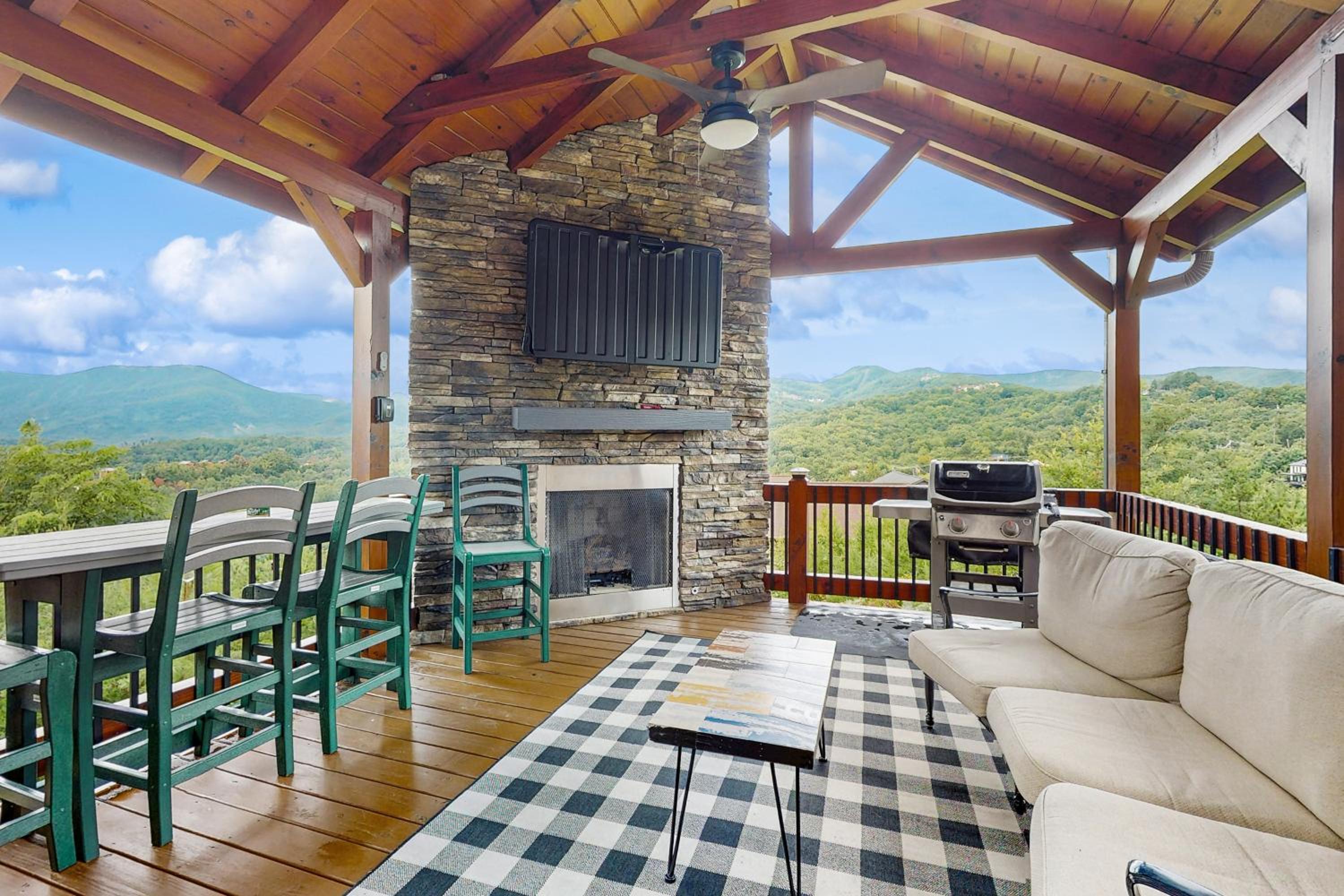 Theater and Arcade! Tri-Star Lodge in Gatlinburg