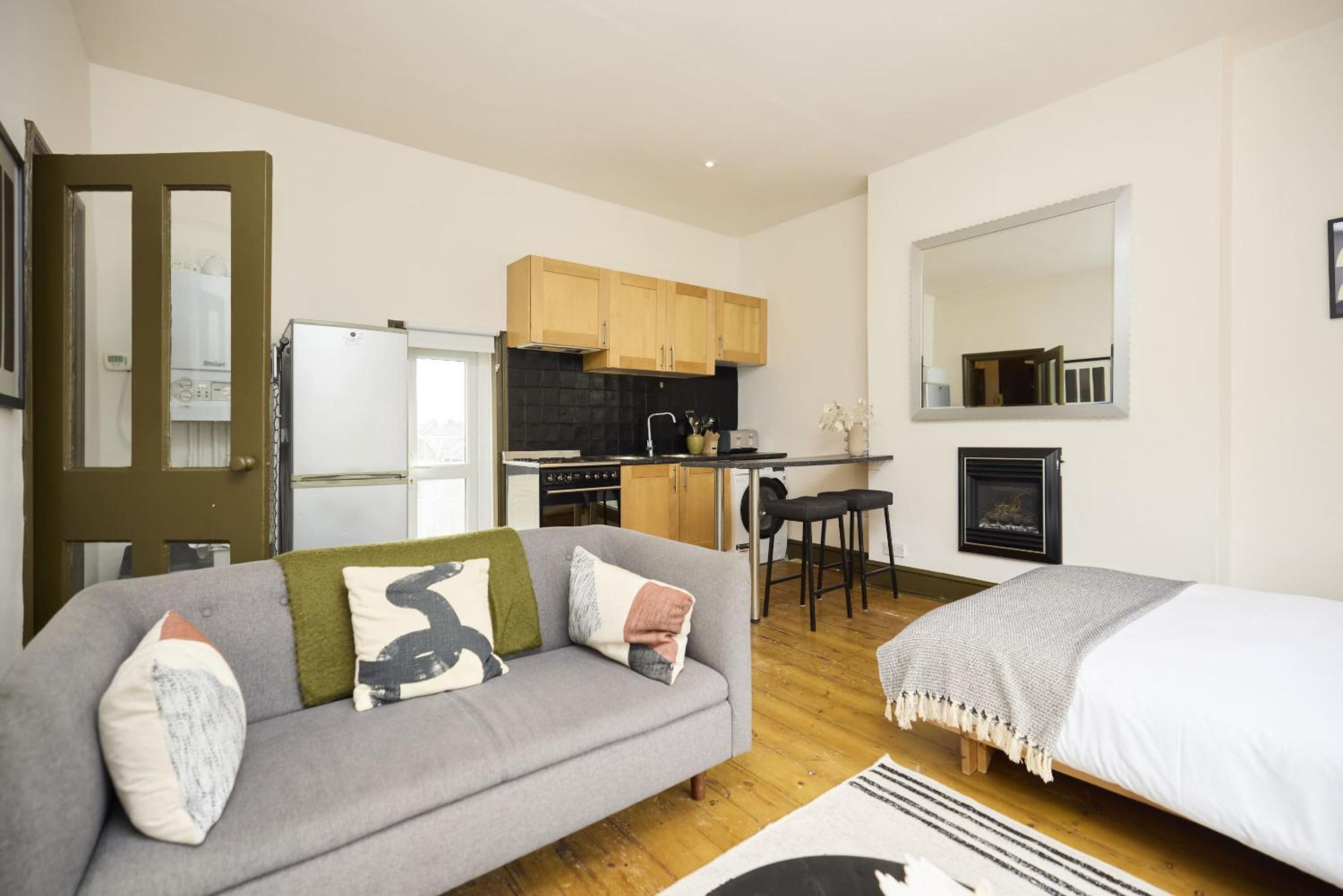 Bright North Kensington Studio with Terrace