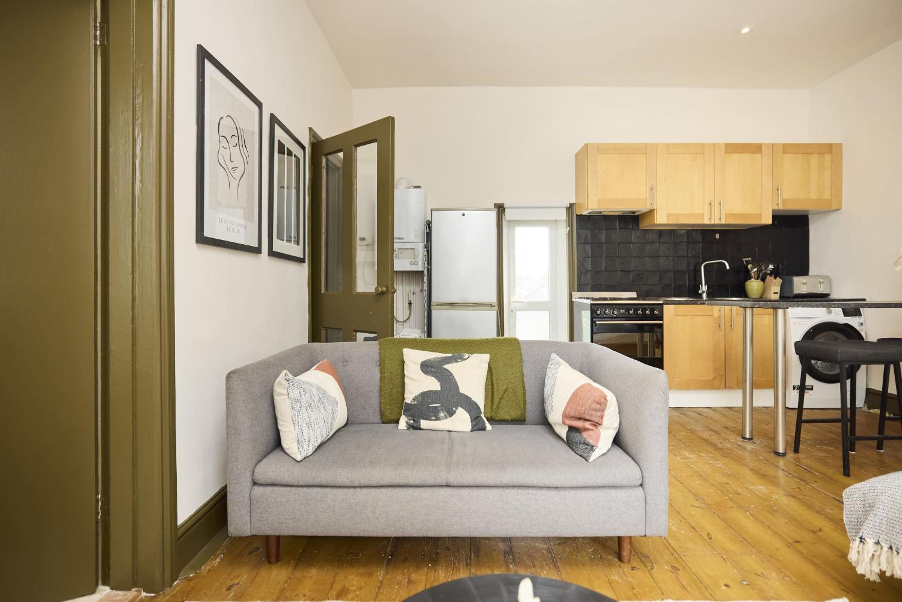 Bright North Kensington Studio with Terrace