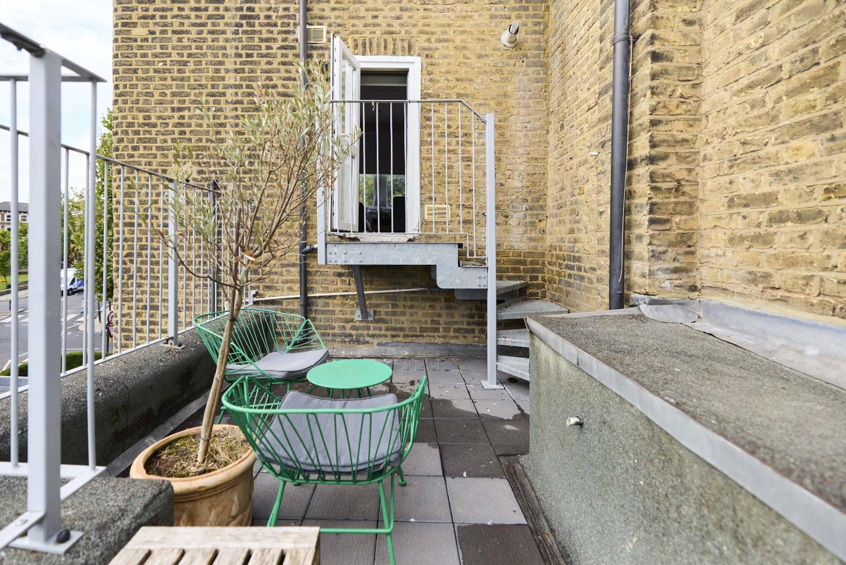 Bright North Kensington Studio with Terrace