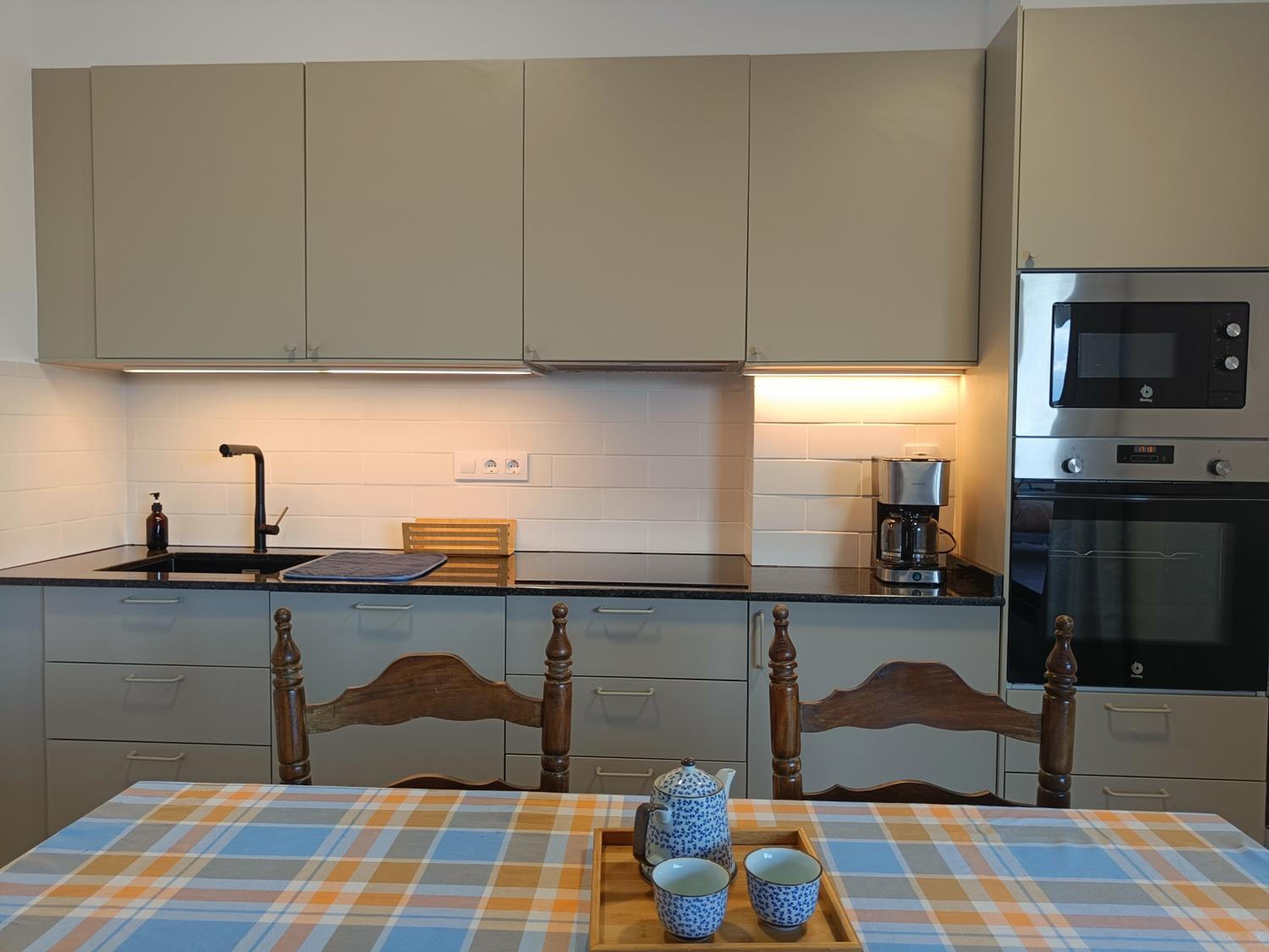 Sunny Relaxing Penthouse Costa Brava, Sea & Mountain Views, Huge Terrace, Fiber 1GB