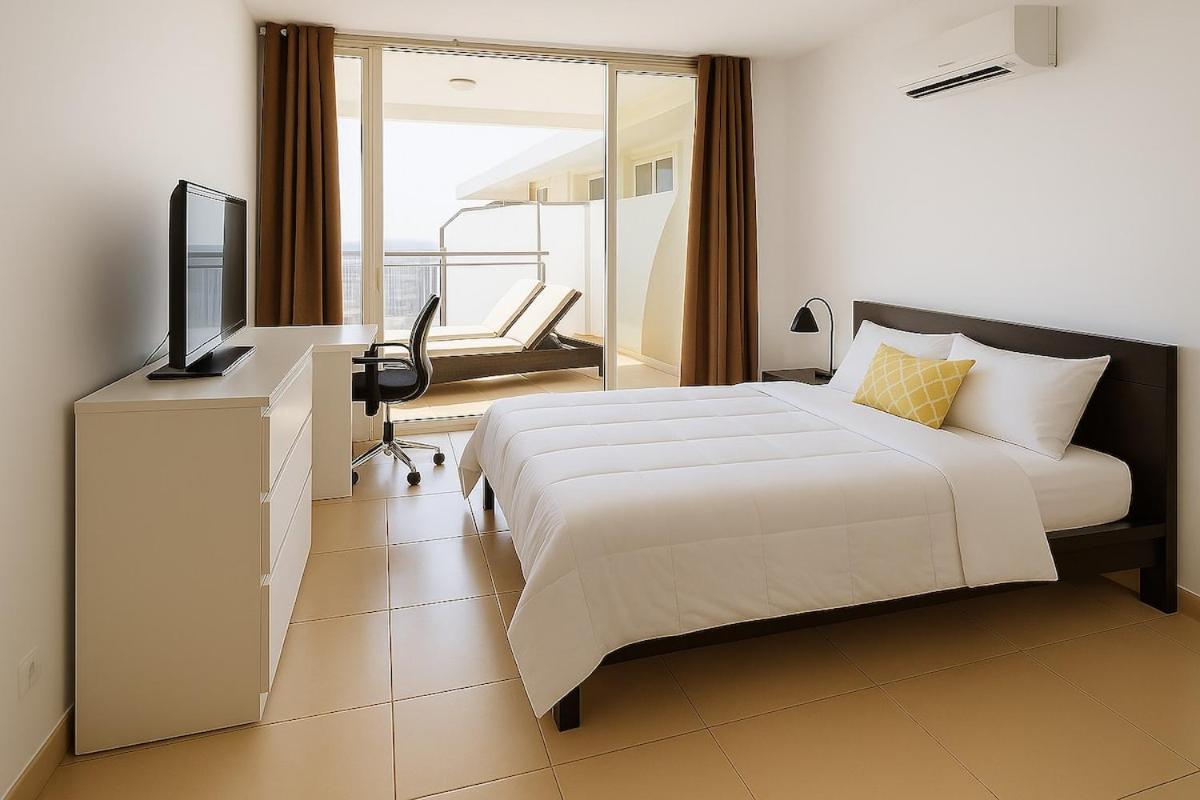 Modern Penthouse with 2 Bedroom & 2 Terraces by Seafront Walk