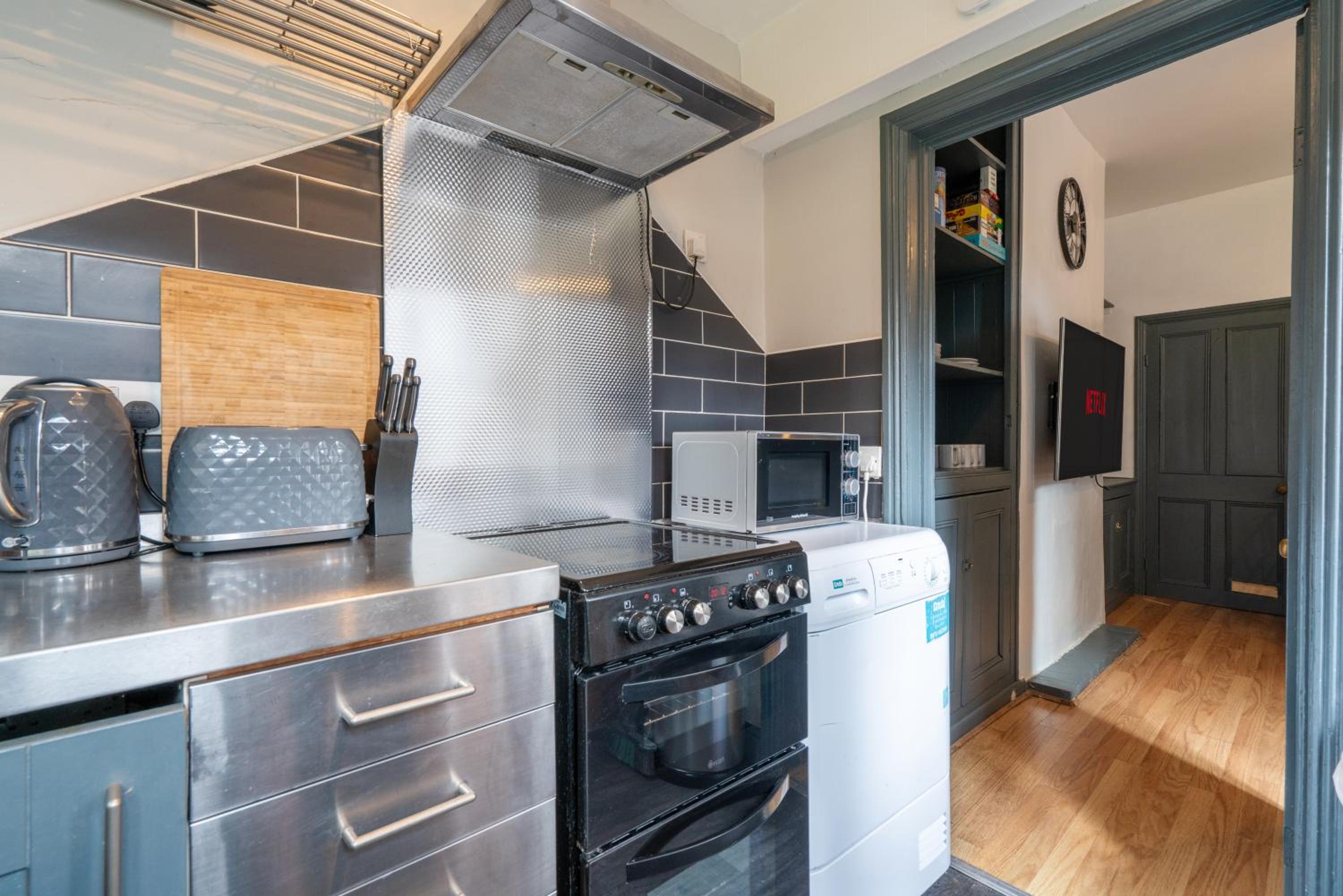 Eat, Stroll, Stay in a Spacious 4-Bed Home in Sheffield