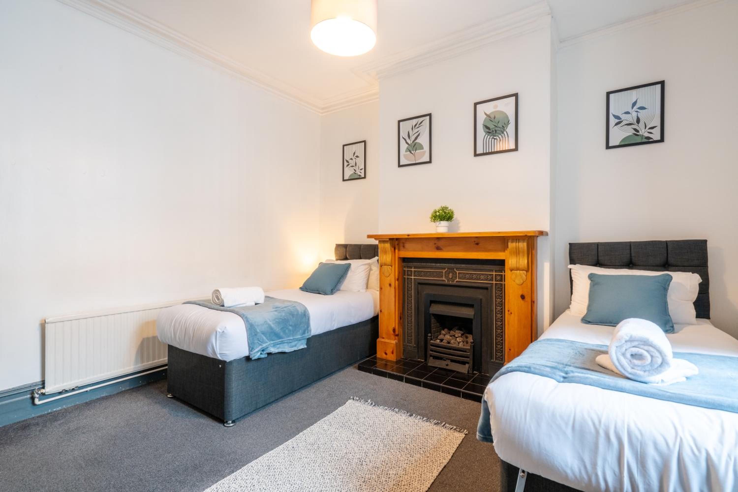 Eat, Stroll, Stay in a Spacious 4-Bed Home in Sheffield