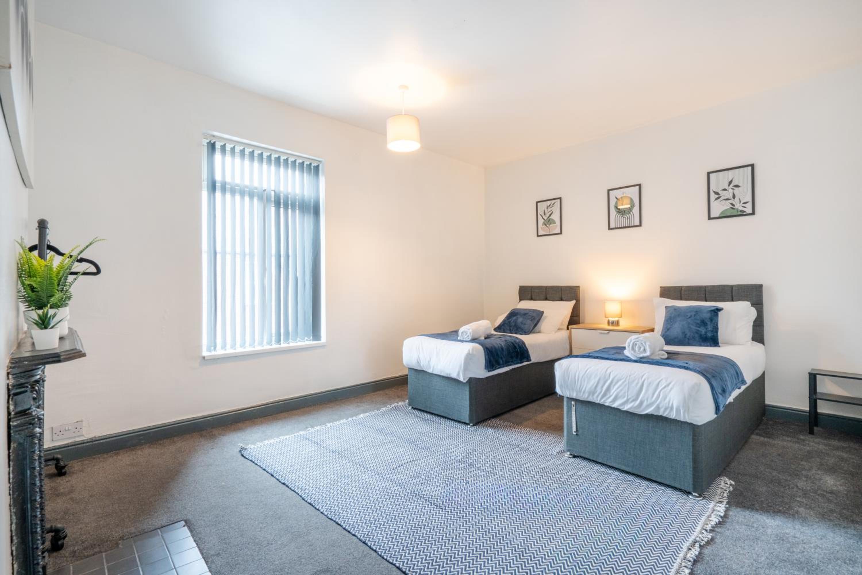 Eat, Stroll, Stay in a Spacious 4-Bed Home in Sheffield