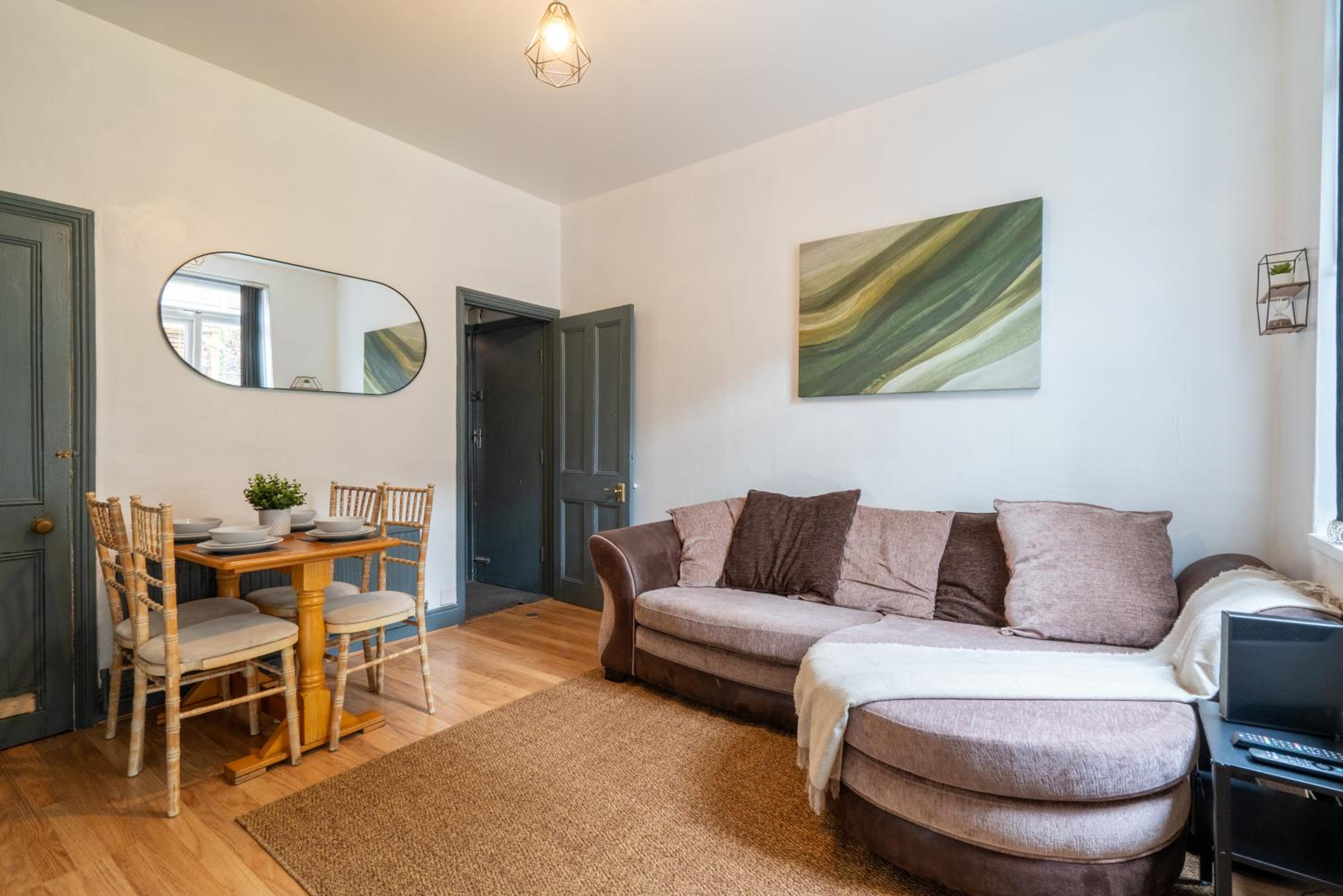Eat, Stroll, Stay in a Spacious 4-Bed Home in Sheffield