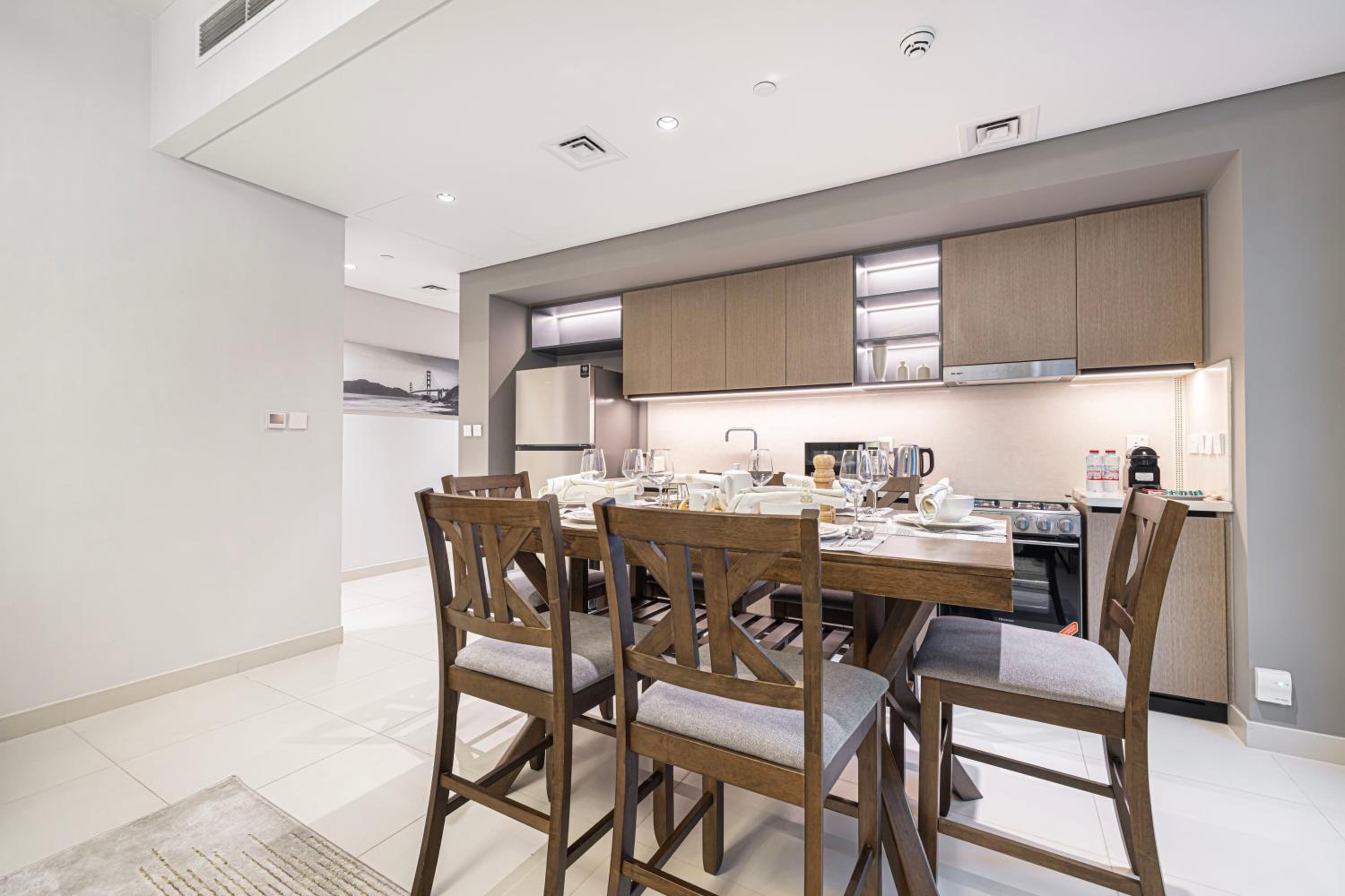 BURJ CROWN - Elegant & Spacious Two-Bedroom Apartment in Downtown Dubai, Just 10 Minutes' Walk from Dubai Mall & Dubai Fountains, Surrounded by Iconic Land