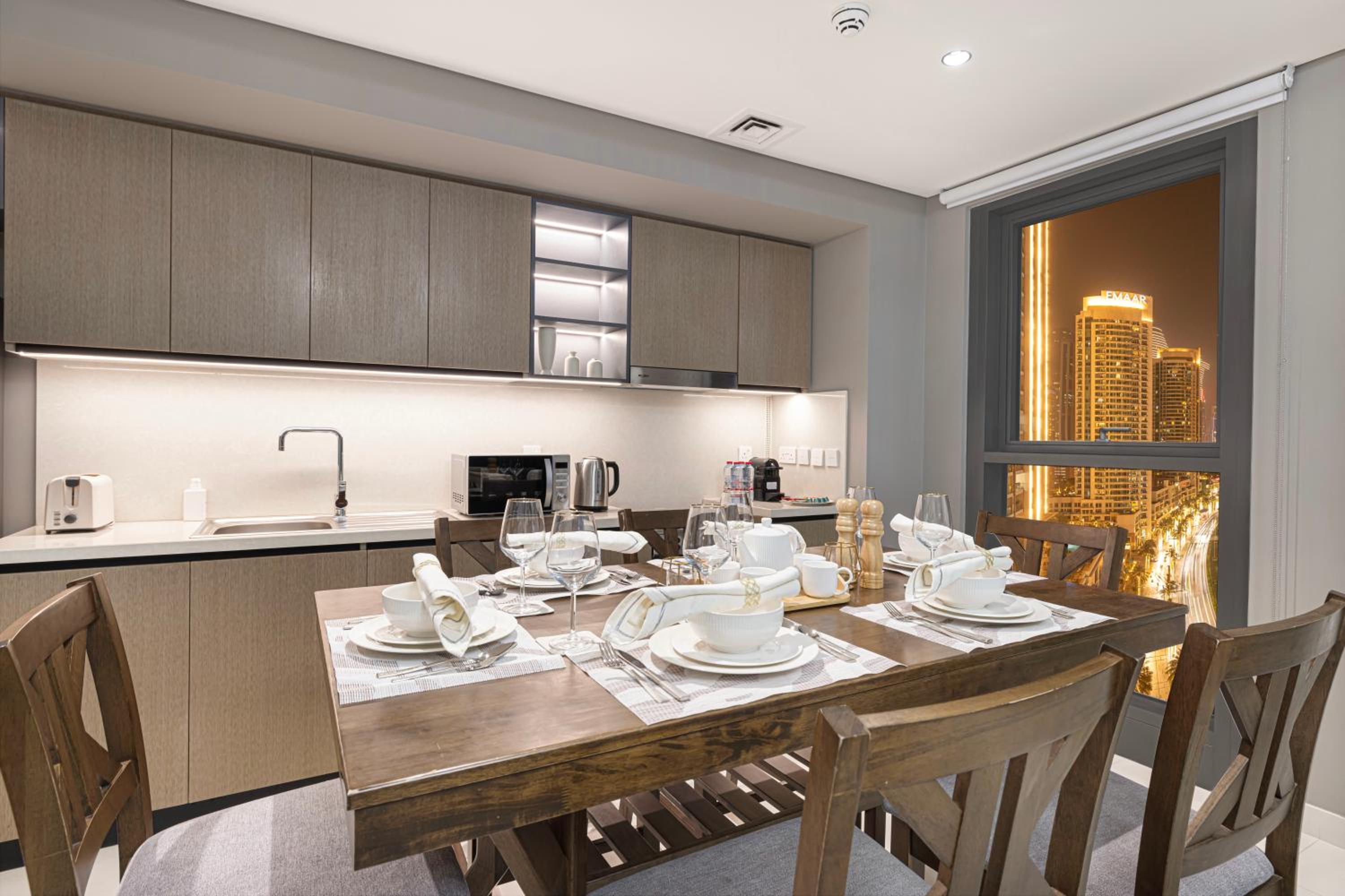 BURJ CROWN - Elegant & Spacious Two-Bedroom Apartment in Downtown Dubai, Just 10 Minutes' Walk from Dubai Mall & Dubai Fountains, Surrounded by Iconic Land