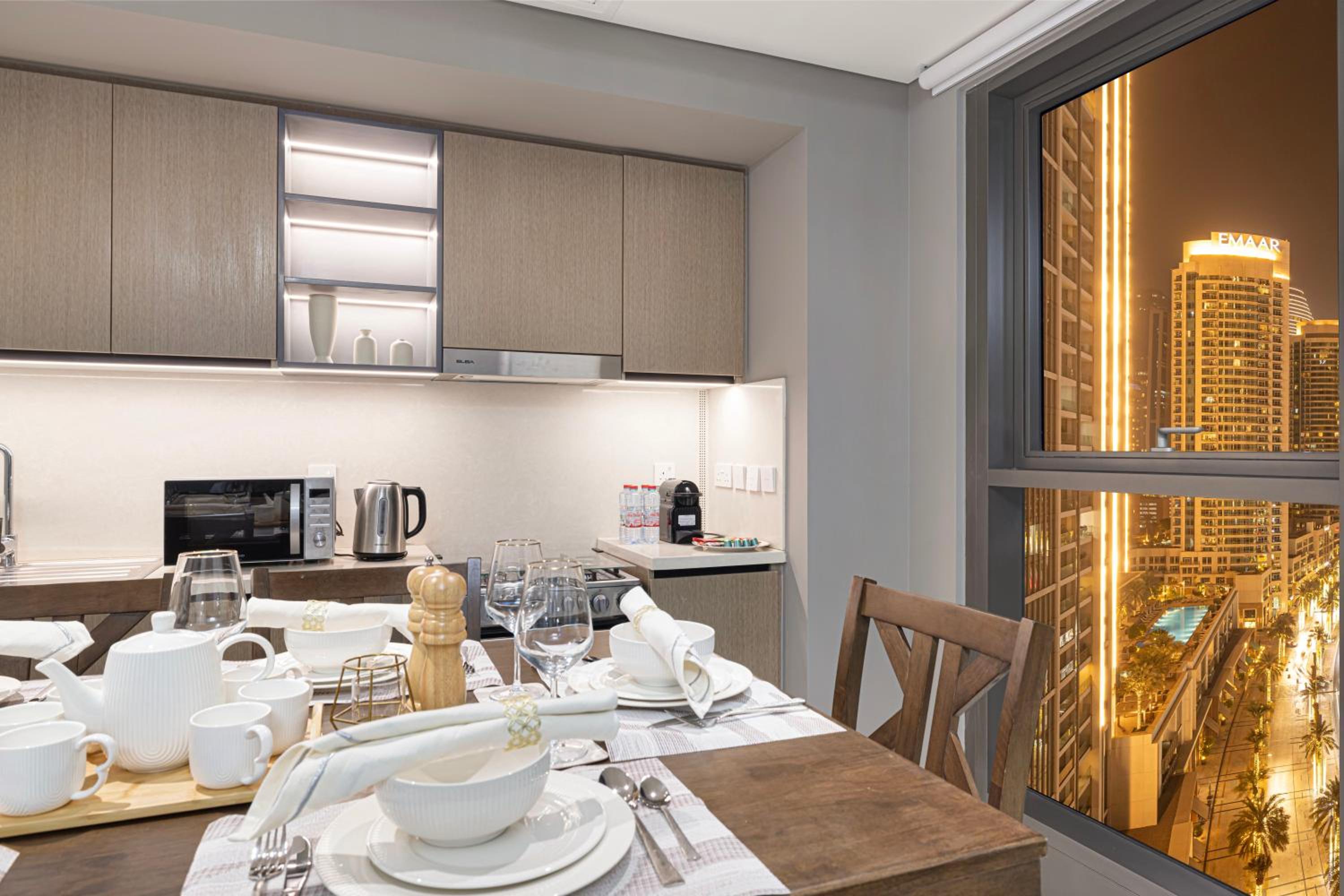 BURJ CROWN - Elegant & Spacious Two-Bedroom Apartment in Downtown Dubai, Just 10 Minutes' Walk from Dubai Mall & Dubai Fountains, Surrounded by Iconic Land
