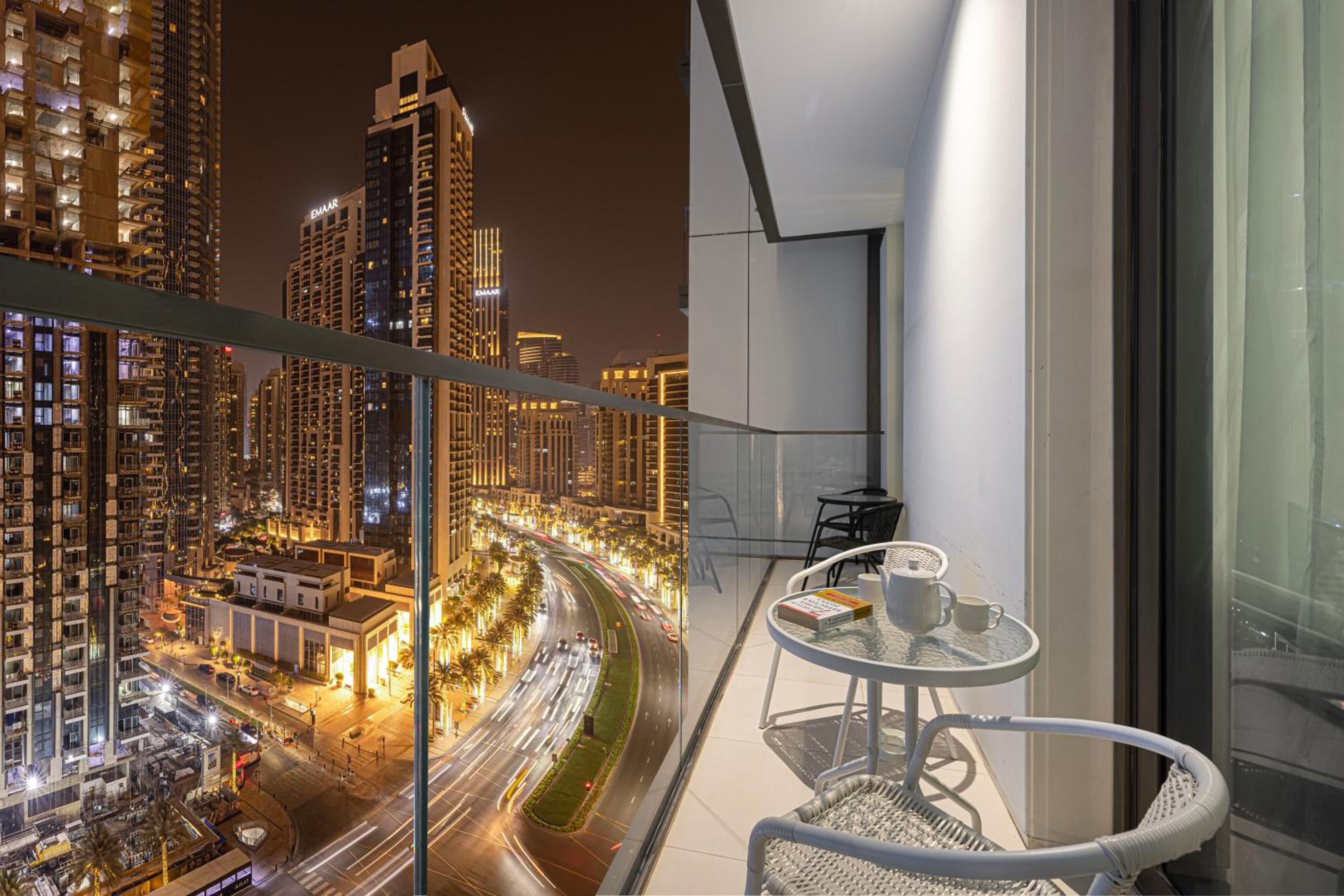 BURJ CROWN - Elegant & Spacious Two-Bedroom Apartment in Downtown Dubai, Just 10 Minutes' Walk from Dubai Mall & Dubai Fountains, Surrounded by Iconic Land
