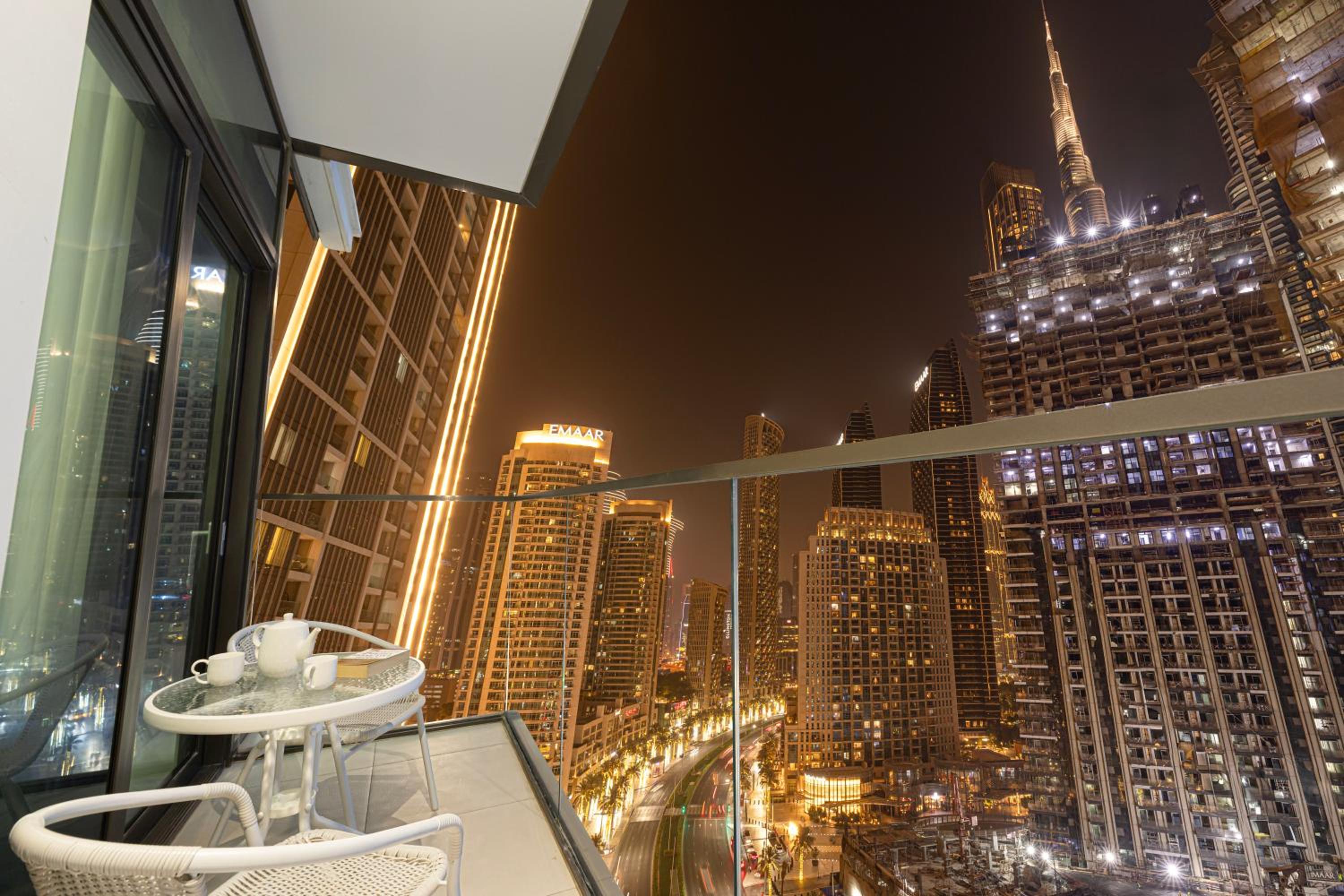 BURJ CROWN - Elegant & Spacious Two-Bedroom Apartment in Downtown Dubai, Just 10 Minutes' Walk from Dubai Mall & Dubai Fountains, Surrounded by Iconic Land
