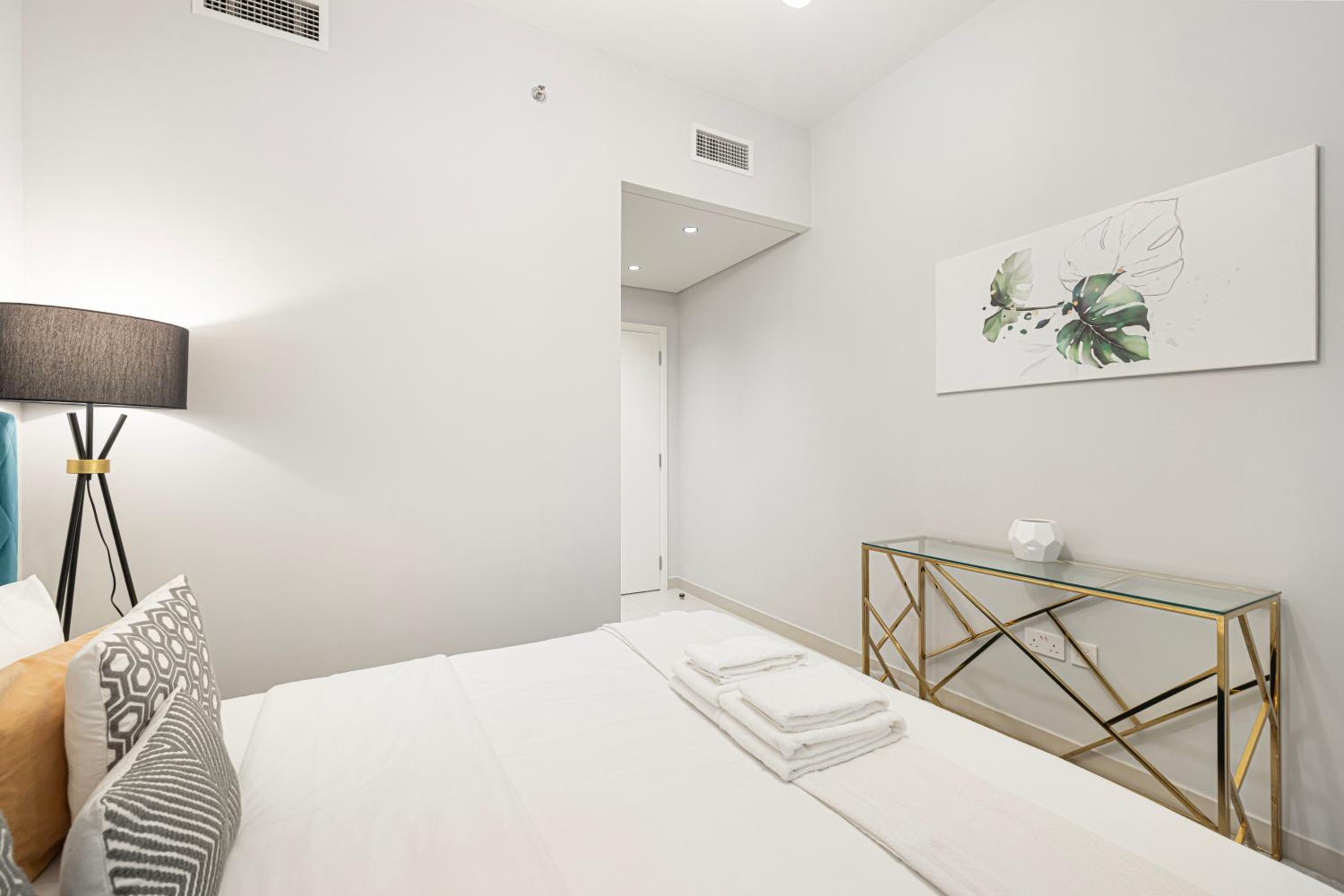 BURJ CROWN - Elegant & Spacious Two-Bedroom Apartment in Downtown Dubai, Just 10 Minutes' Walk from Dubai Mall & Dubai Fountains, Surrounded by Iconic Land