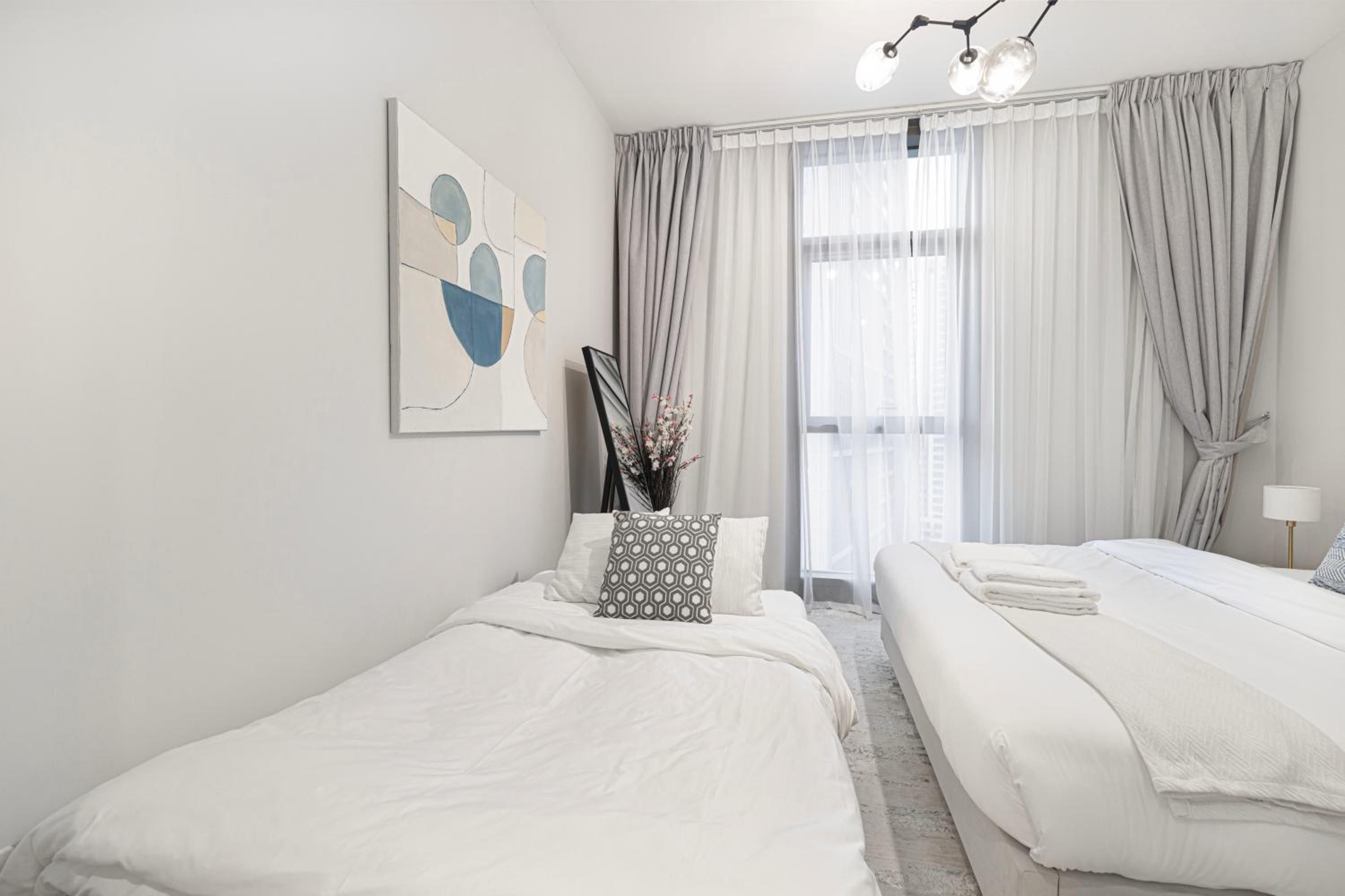 BURJ CROWN - Elegant & Spacious Two-Bedroom Apartment in Downtown Dubai, Just 10 Minutes' Walk from Dubai Mall & Dubai Fountains, Surrounded by Iconic Land