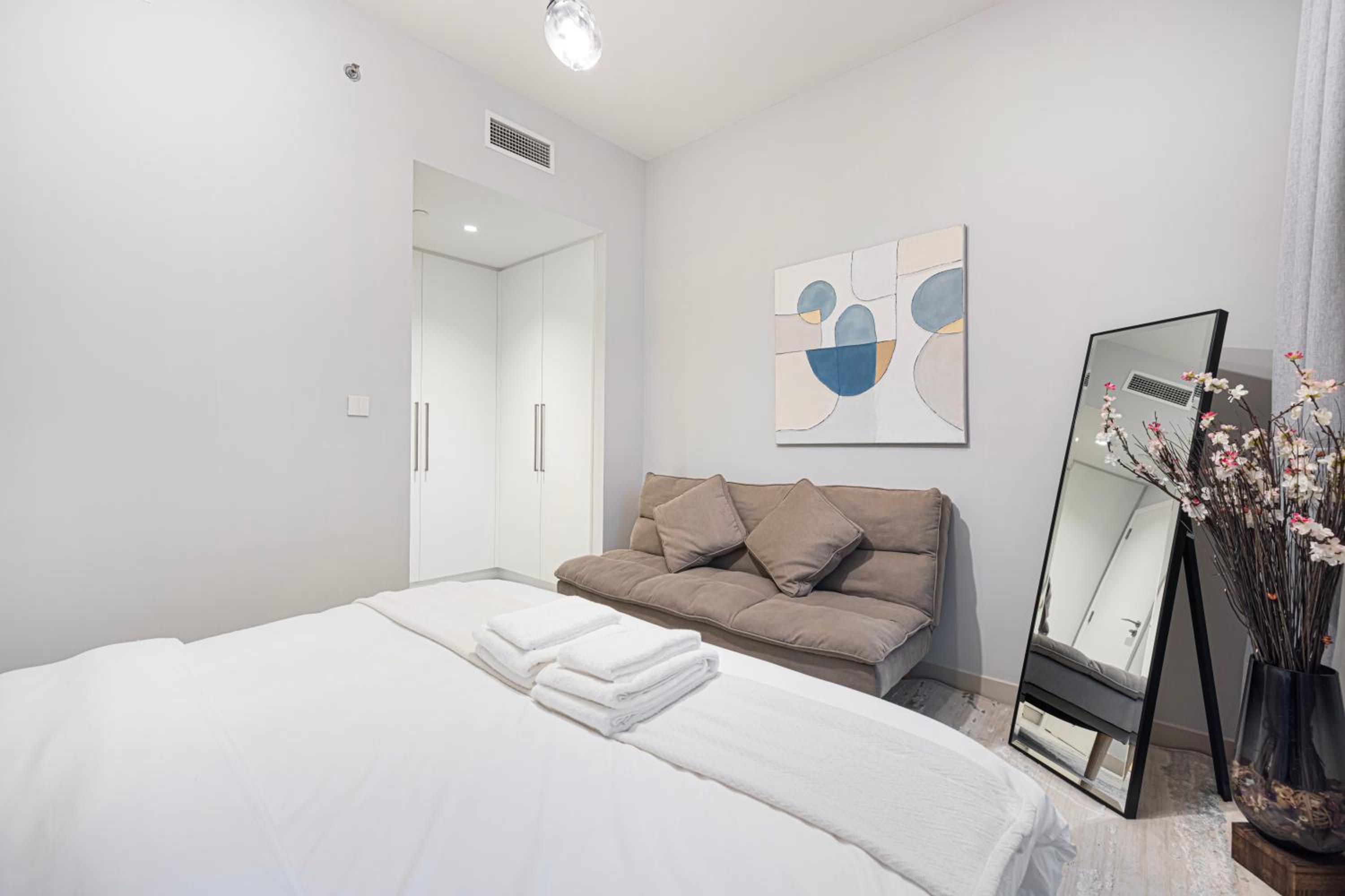 BURJ CROWN - Elegant & Spacious Two-Bedroom Apartment in Downtown Dubai, Just 10 Minutes' Walk from Dubai Mall & Dubai Fountains, Surrounded by Iconic Land