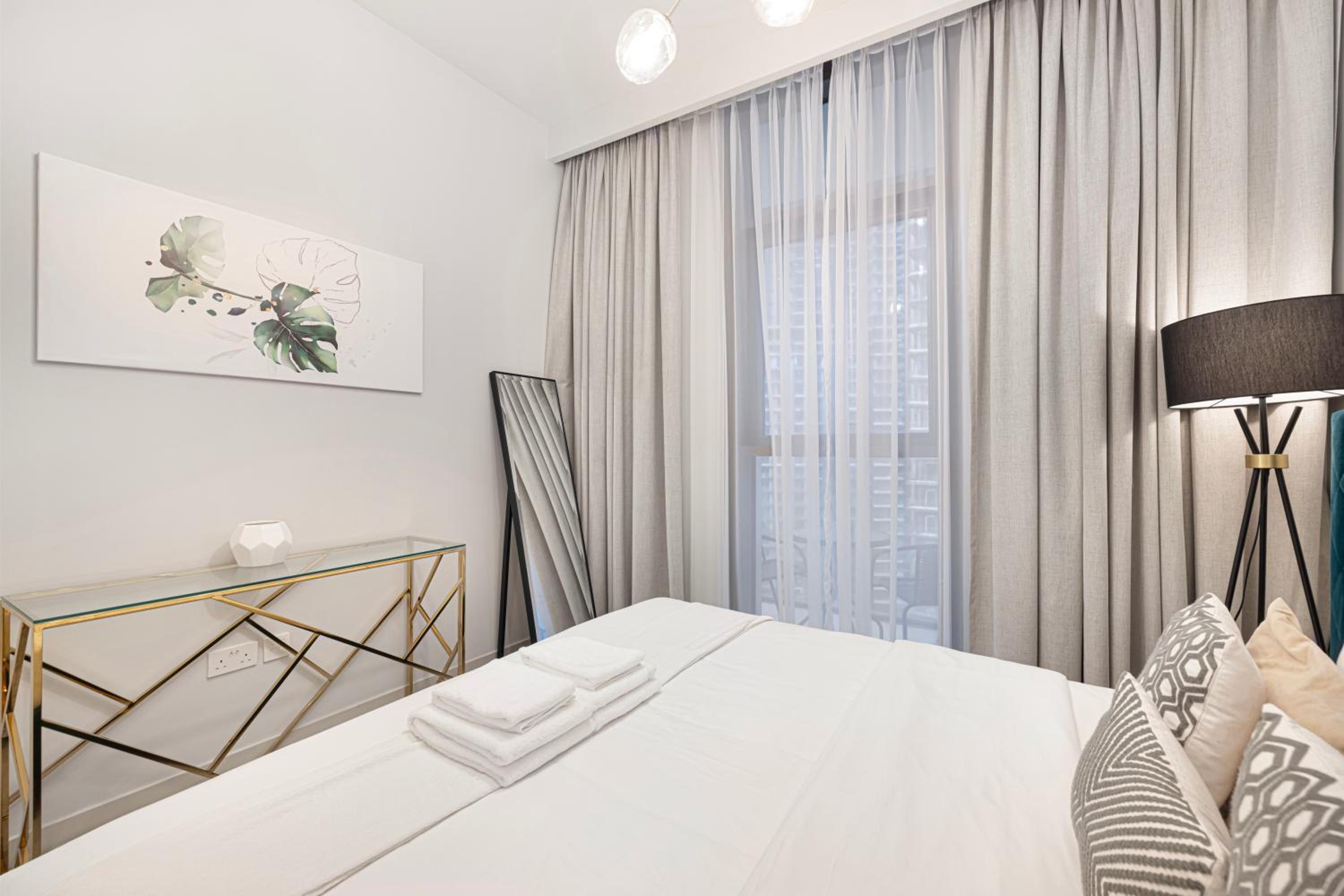 BURJ CROWN - Elegant & Spacious Two-Bedroom Apartment in Downtown Dubai, Just 10 Minutes' Walk from Dubai Mall & Dubai Fountains, Surrounded by Iconic Land