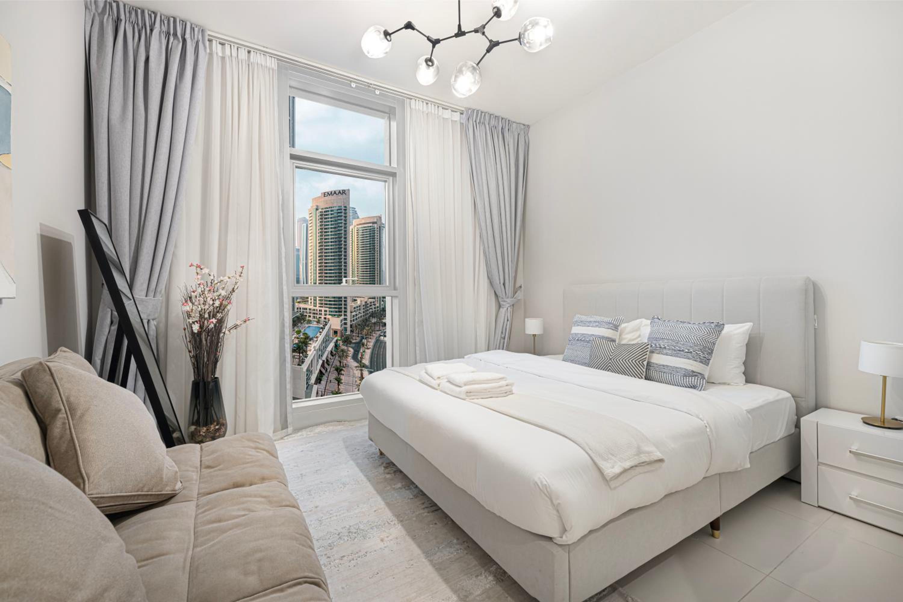 BURJ CROWN - Elegant & Spacious Two-Bedroom Apartment in Downtown Dubai, Just 10 Minutes' Walk from Dubai Mall & Dubai Fountains, Surrounded by Iconic Land