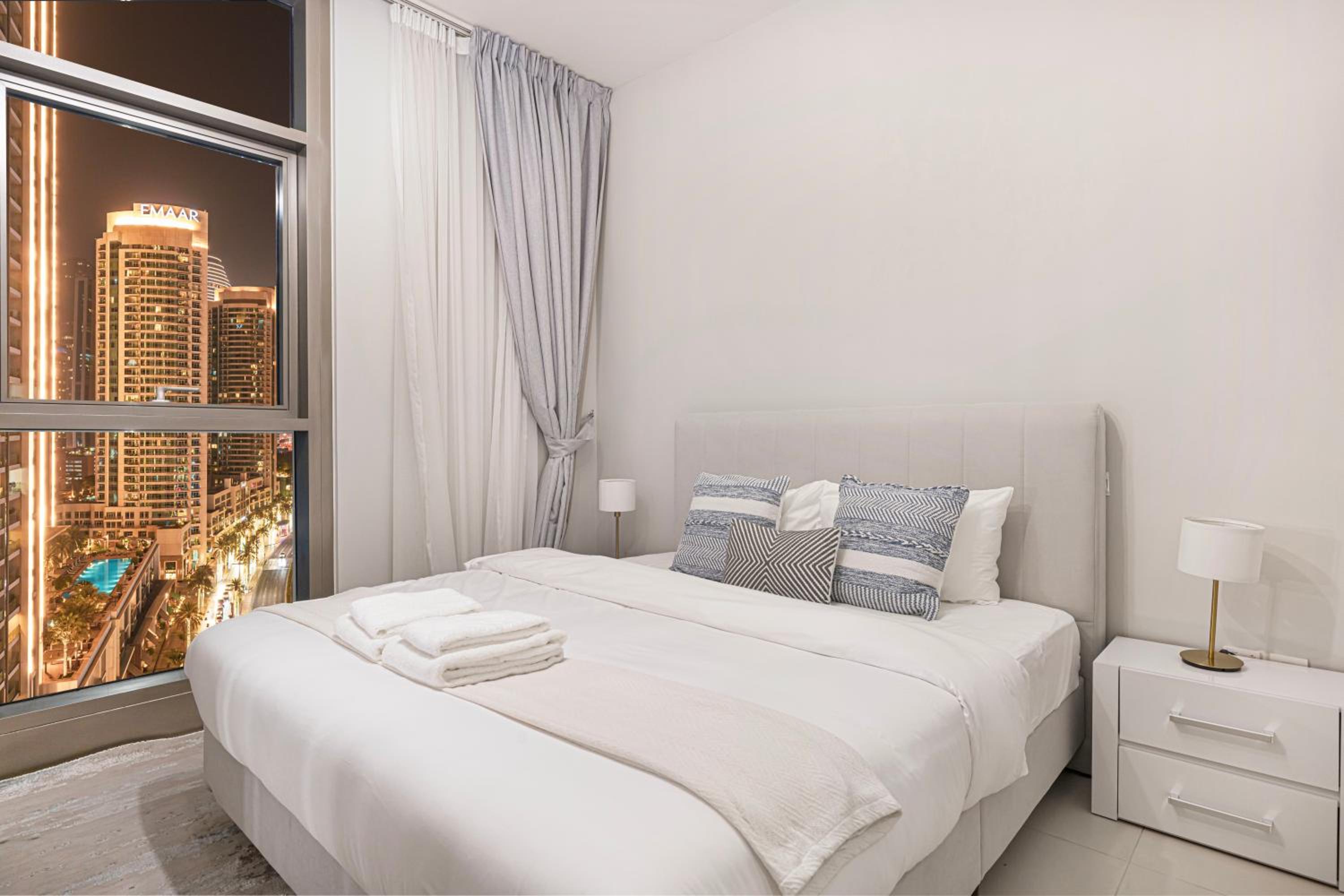 BURJ CROWN - Elegant & Spacious Two-Bedroom Apartment in Downtown Dubai, Just 10 Minutes' Walk from Dubai Mall & Dubai Fountains, Surrounded by Iconic Land