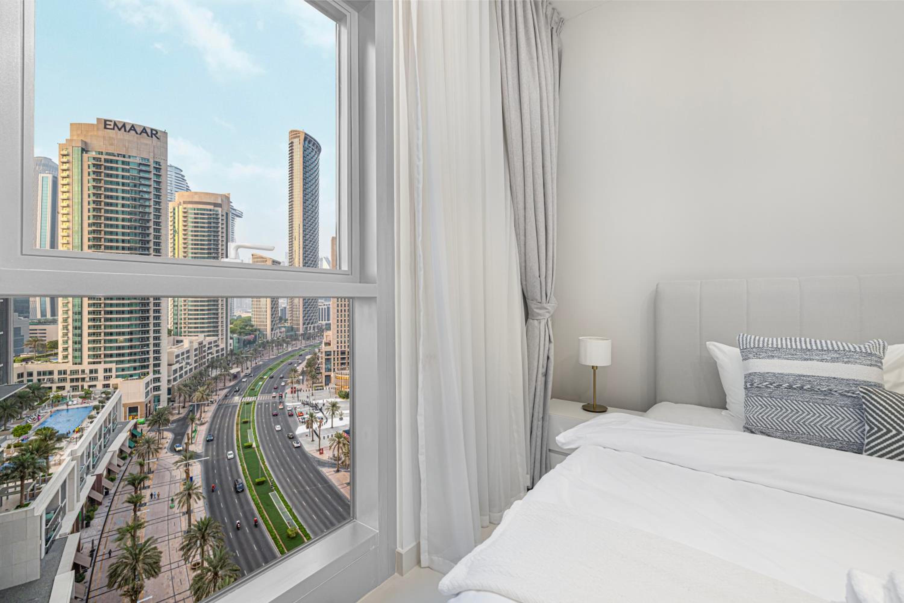 BURJ CROWN - Elegant & Spacious Two-Bedroom Apartment in Downtown Dubai, Just 10 Minutes' Walk from Dubai Mall & Dubai Fountains, Surrounded by Iconic Land