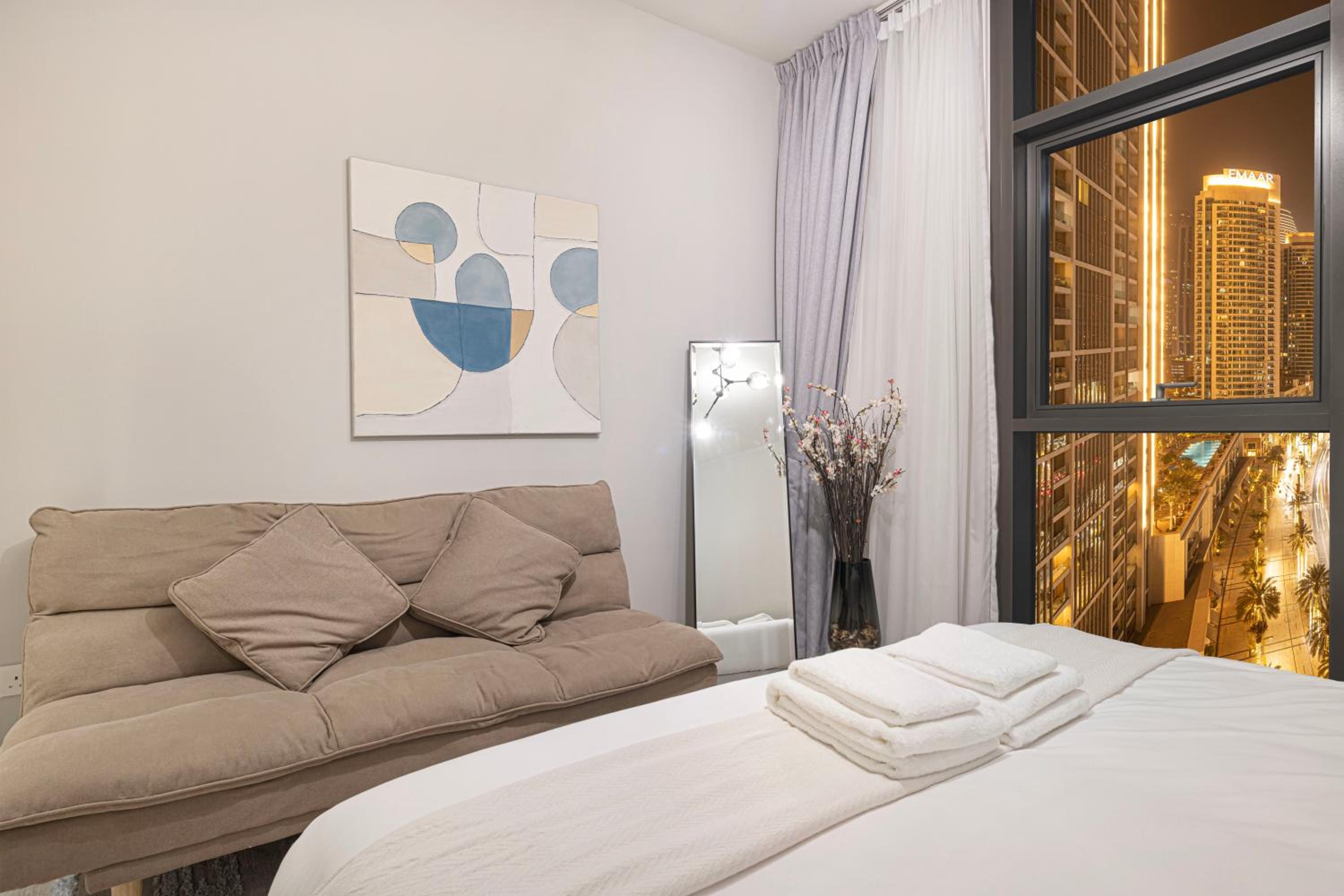 BURJ CROWN - Elegant & Spacious Two-Bedroom Apartment in Downtown Dubai, Just 10 Minutes' Walk from Dubai Mall & Dubai Fountains, Surrounded by Iconic Land