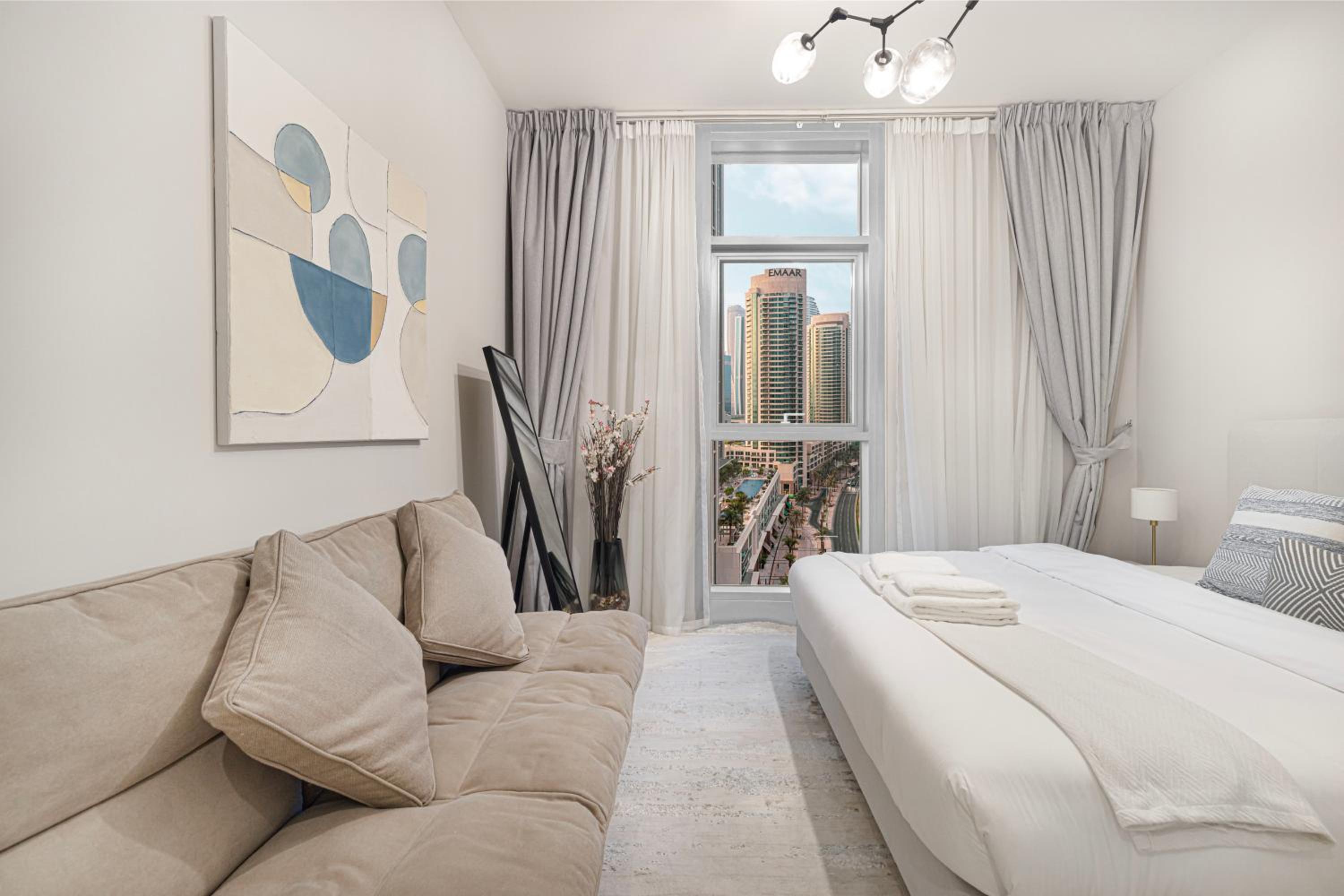 BURJ CROWN - Elegant & Spacious Two-Bedroom Apartment in Downtown Dubai, Just 10 Minutes' Walk from Dubai Mall & Dubai Fountains, Surrounded by Iconic Land