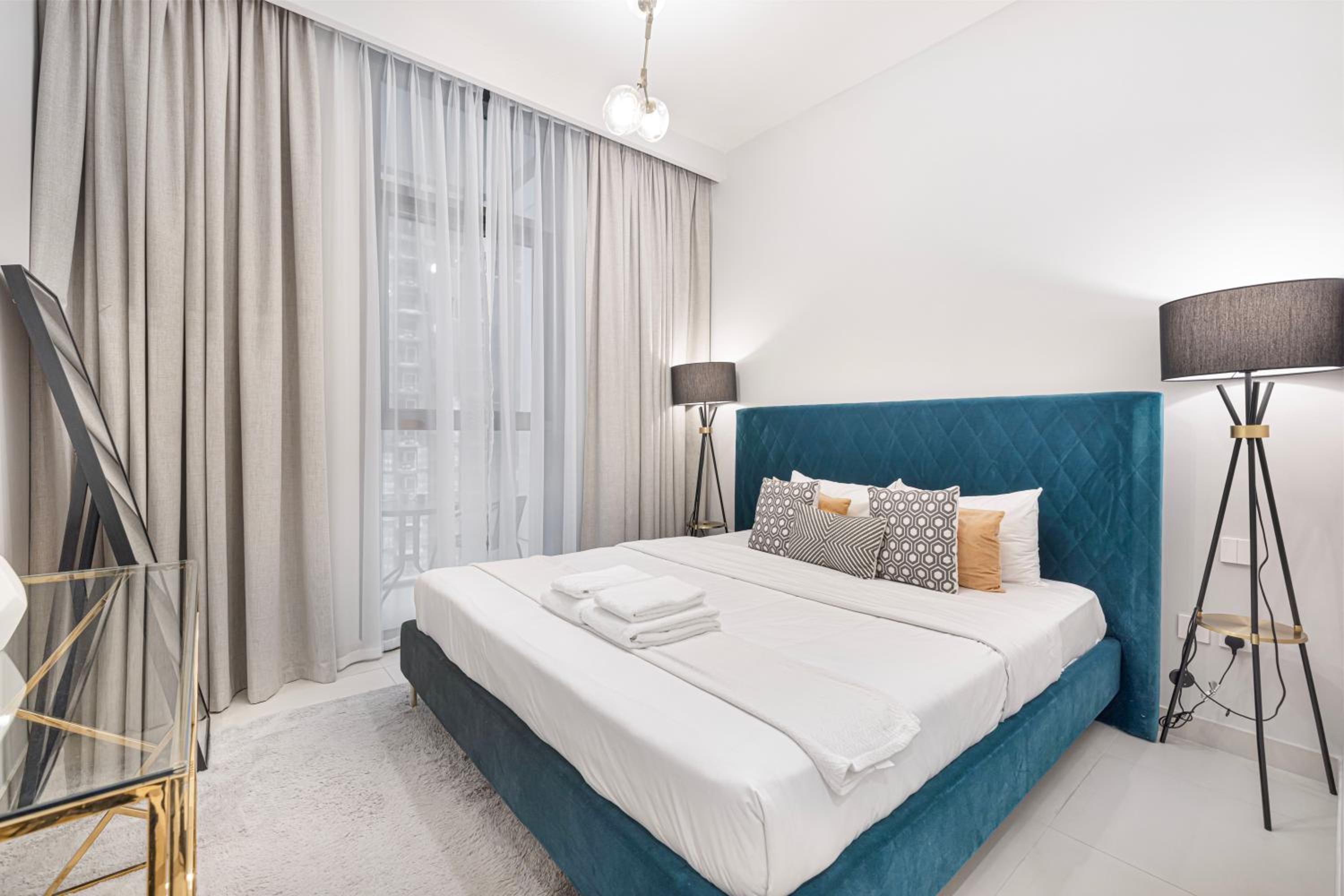 BURJ CROWN - Elegant & Spacious Two-Bedroom Apartment in Downtown Dubai, Just 10 Minutes' Walk from Dubai Mall & Dubai Fountains, Surrounded by Iconic Land