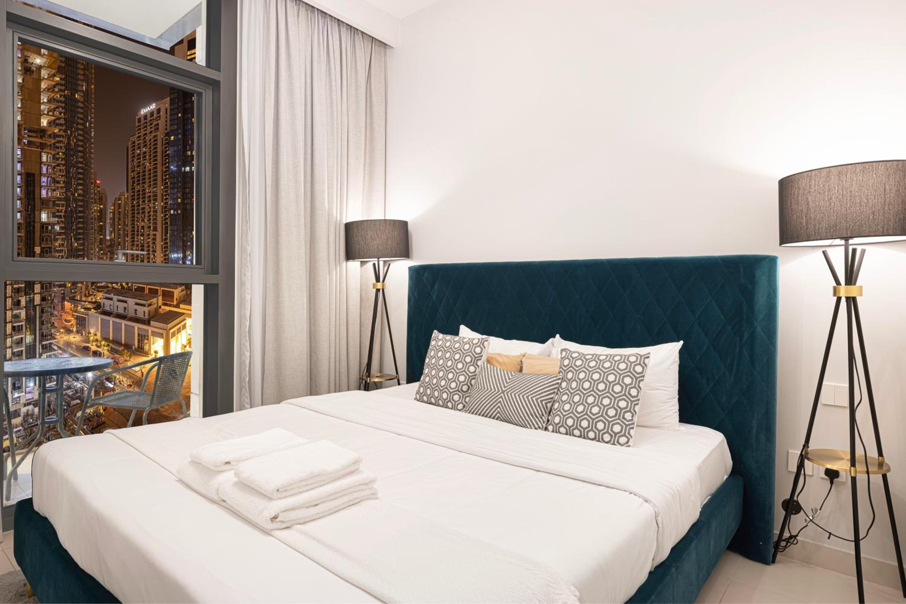 BURJ CROWN - Elegant & Spacious Two-Bedroom Apartment in Downtown Dubai, Just 10 Minutes' Walk from Dubai Mall & Dubai Fountains, Surrounded by Iconic Land