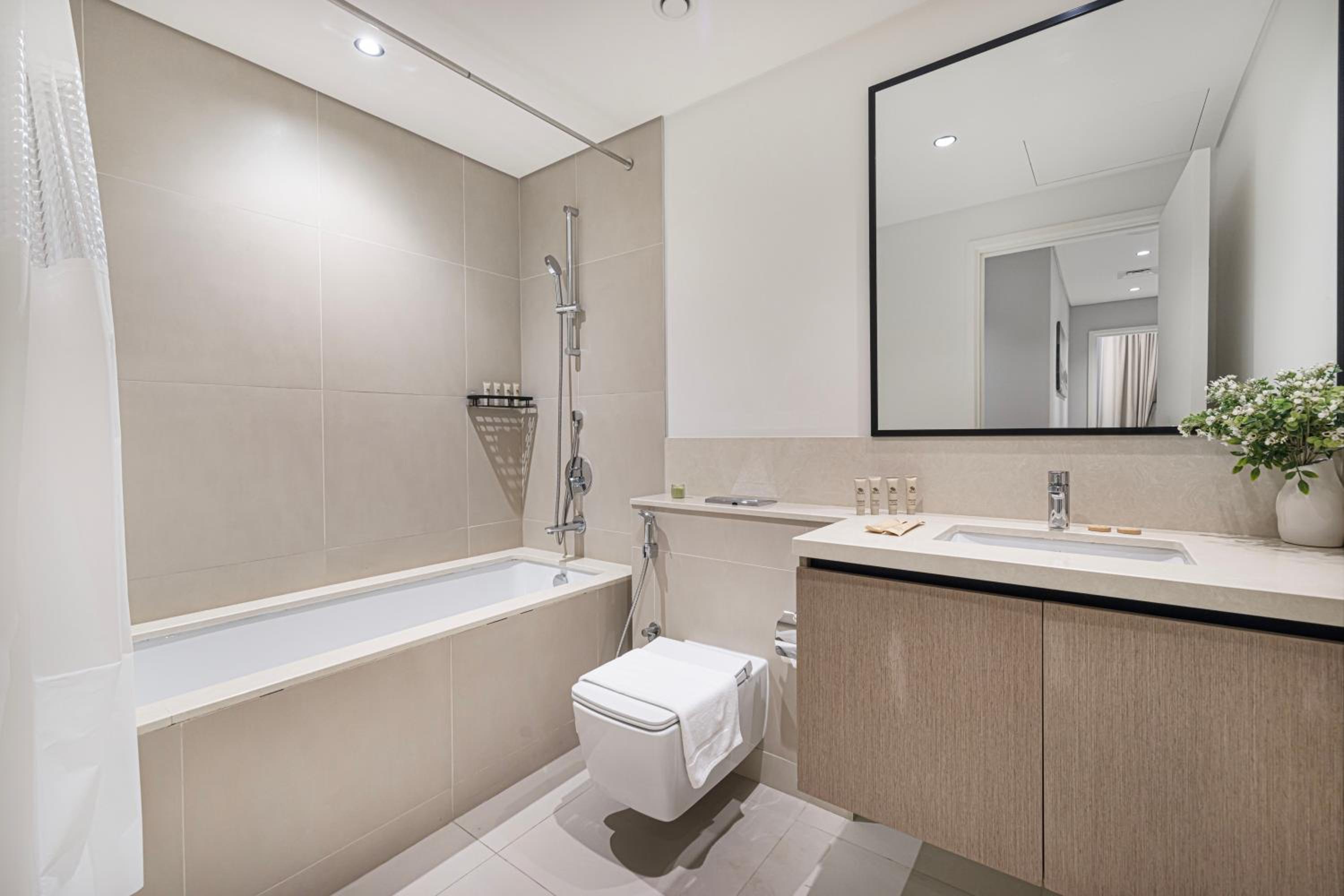 BURJ CROWN - Elegant & Spacious Two-Bedroom Apartment in Downtown Dubai, Just 10 Minutes' Walk from Dubai Mall & Dubai Fountains, Surrounded by Iconic Land