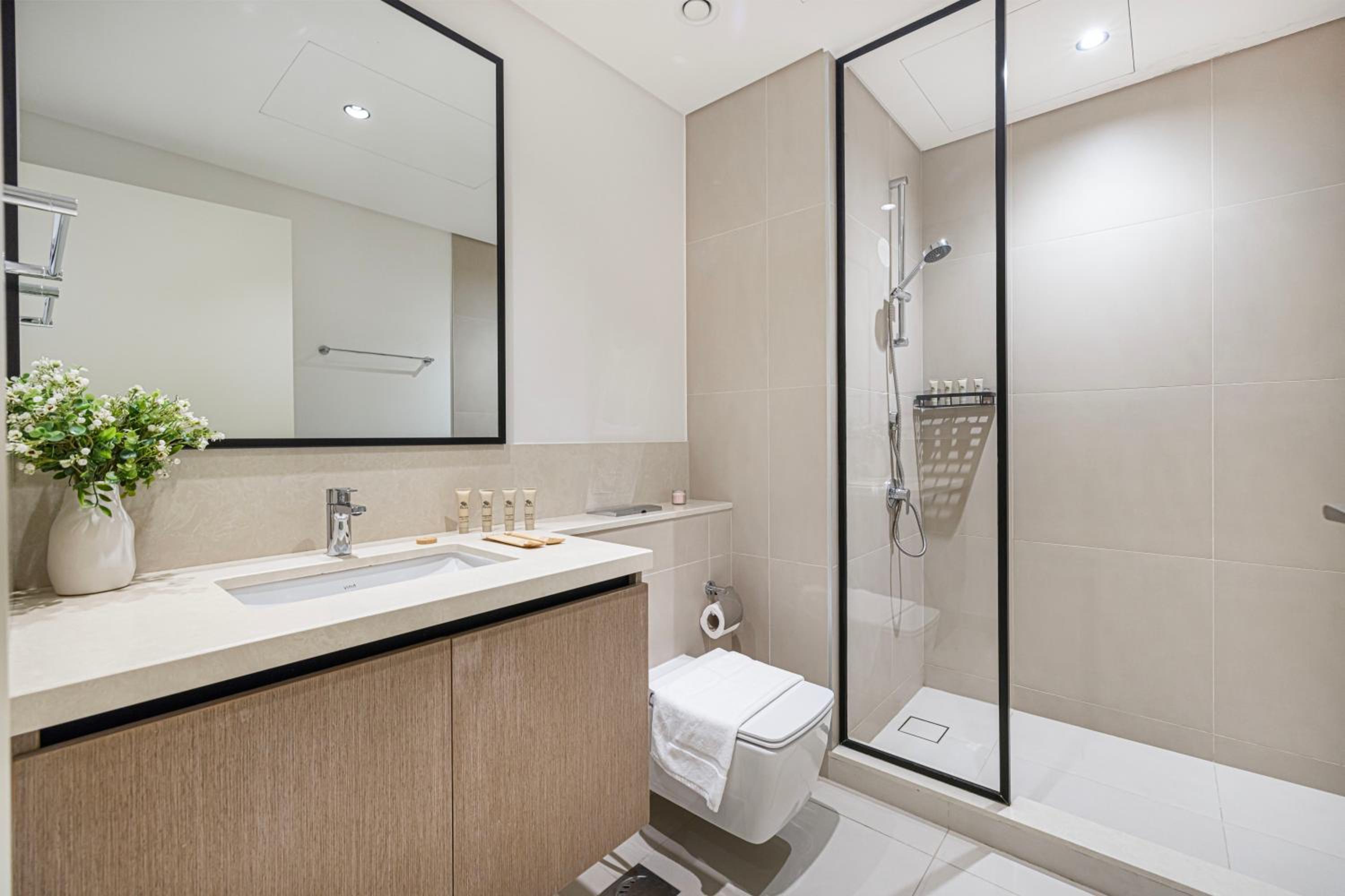 BURJ CROWN - Elegant & Spacious Two-Bedroom Apartment in Downtown Dubai, Just 10 Minutes' Walk from Dubai Mall & Dubai Fountains, Surrounded by Iconic Land