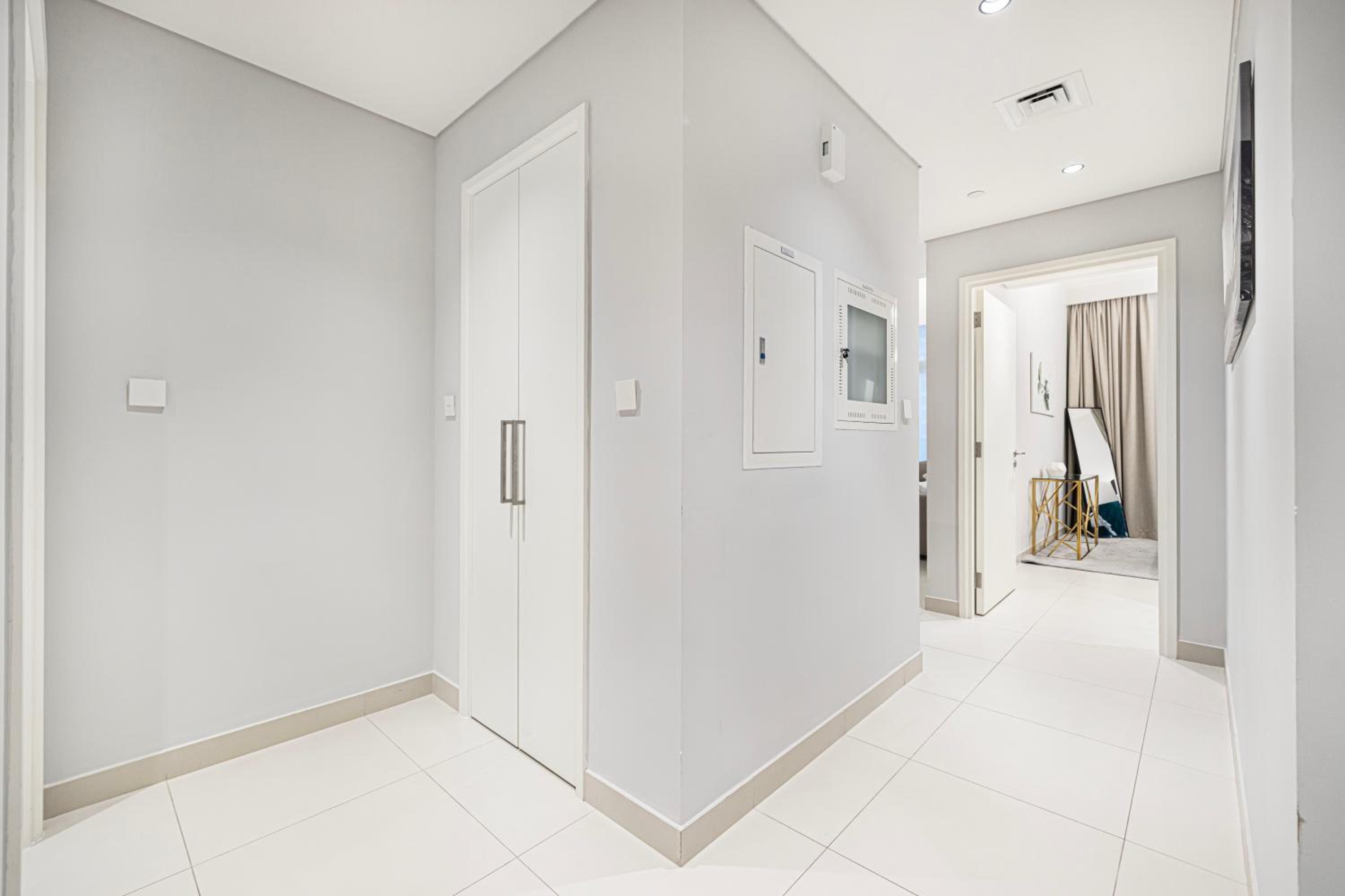 BURJ CROWN - Elegant & Spacious Two-Bedroom Apartment in Downtown Dubai, Just 10 Minutes' Walk from Dubai Mall & Dubai Fountains, Surrounded by Iconic Land