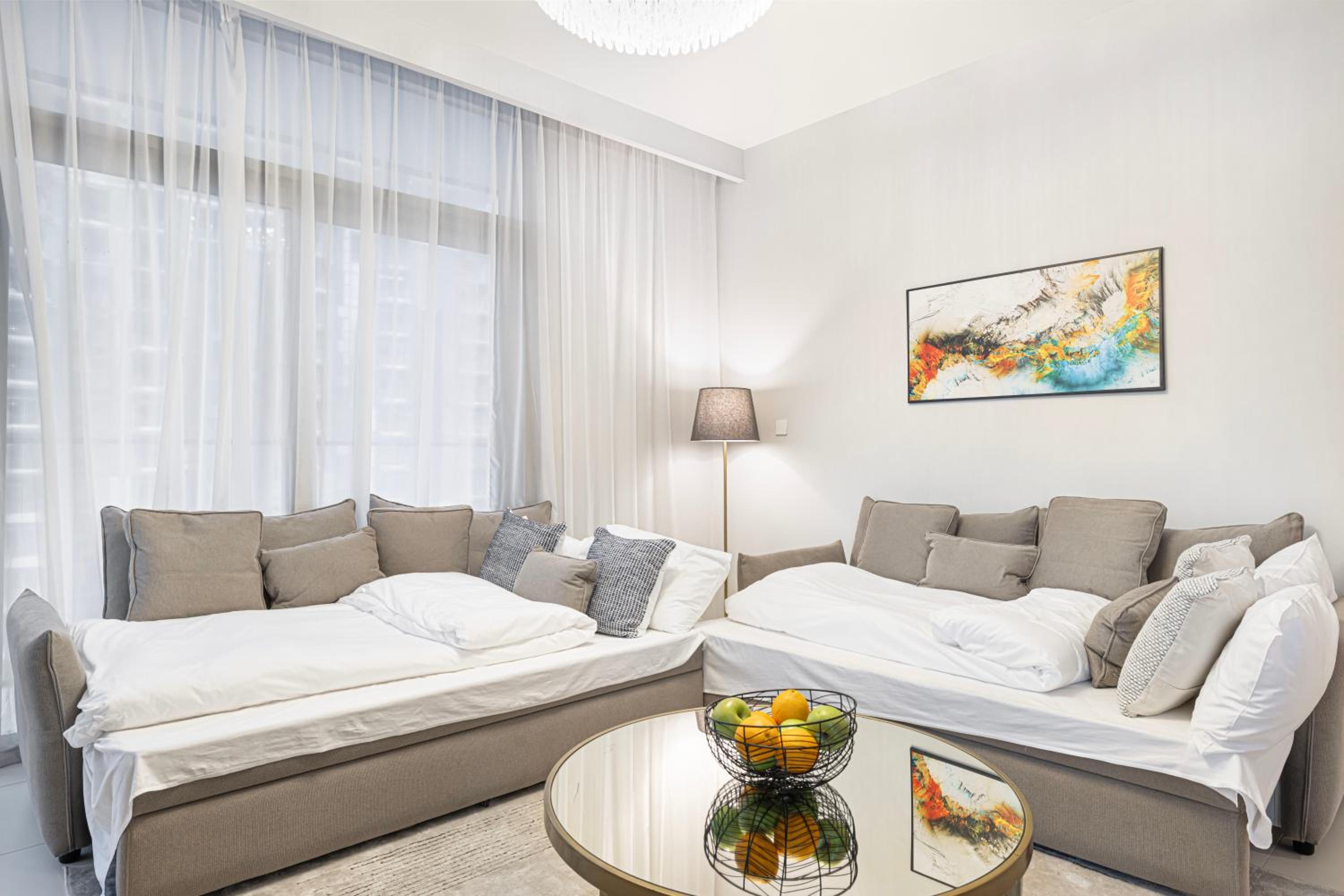BURJ CROWN - Elegant & Spacious Two-Bedroom Apartment in Downtown Dubai, Just 10 Minutes' Walk from Dubai Mall & Dubai Fountains, Surrounded by Iconic Land