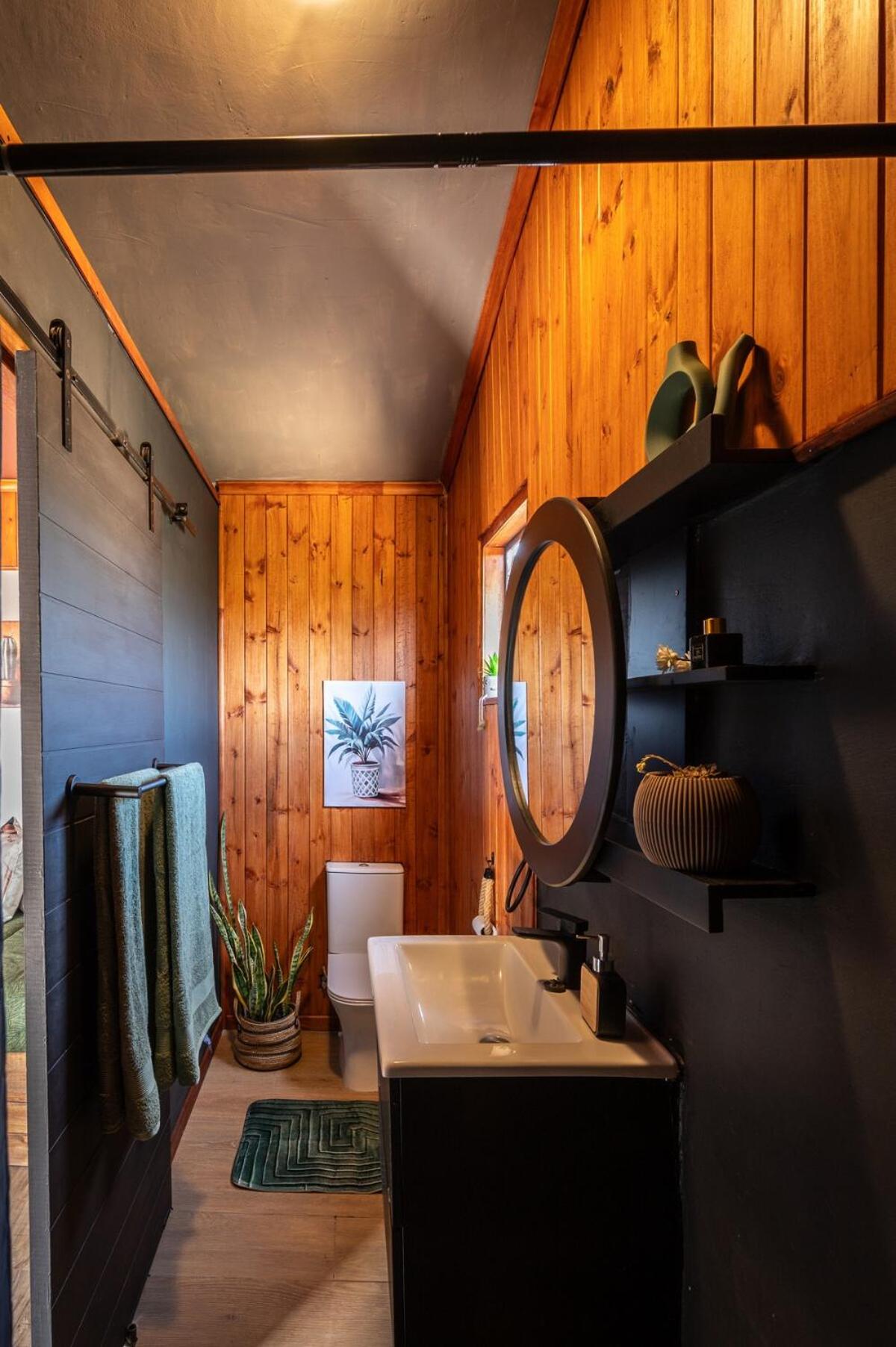 Matilo Cabins - Cactus Deck with Hot-tub and Fireplace