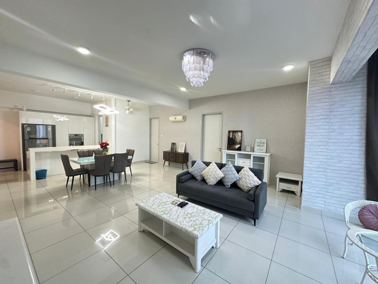 Seaview 2BR Suite with Pool & bathtub near Gurney Jazz Suites