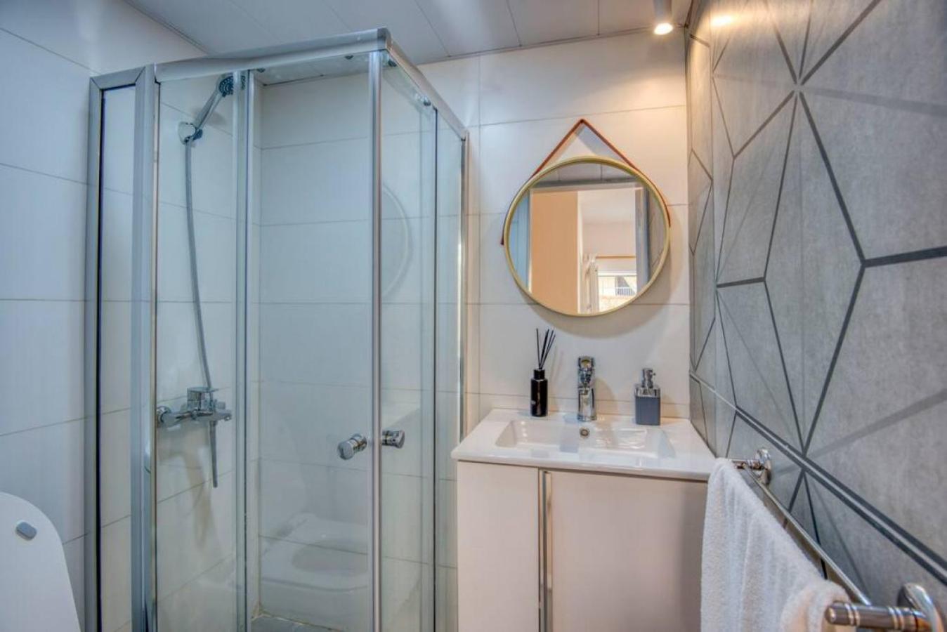 Agrius - Elegant Studio & Balcony in Batroun