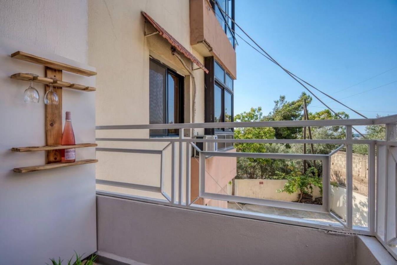 Agrius - Elegant Studio & Balcony in Batroun