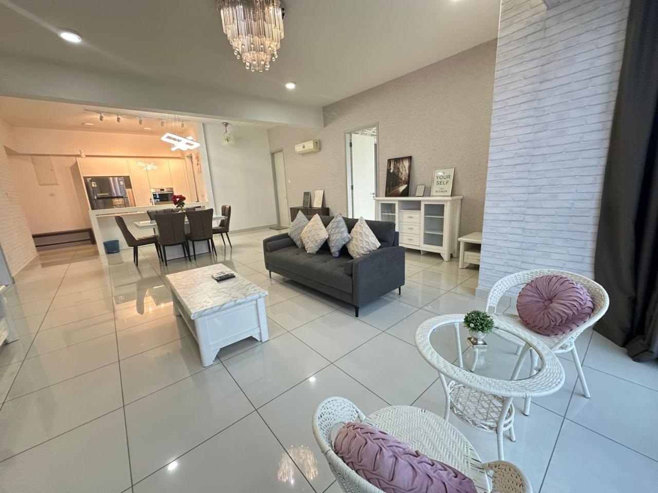Seaview 2BR Suite with Pool & bathtub near Gurney Jazz Suites