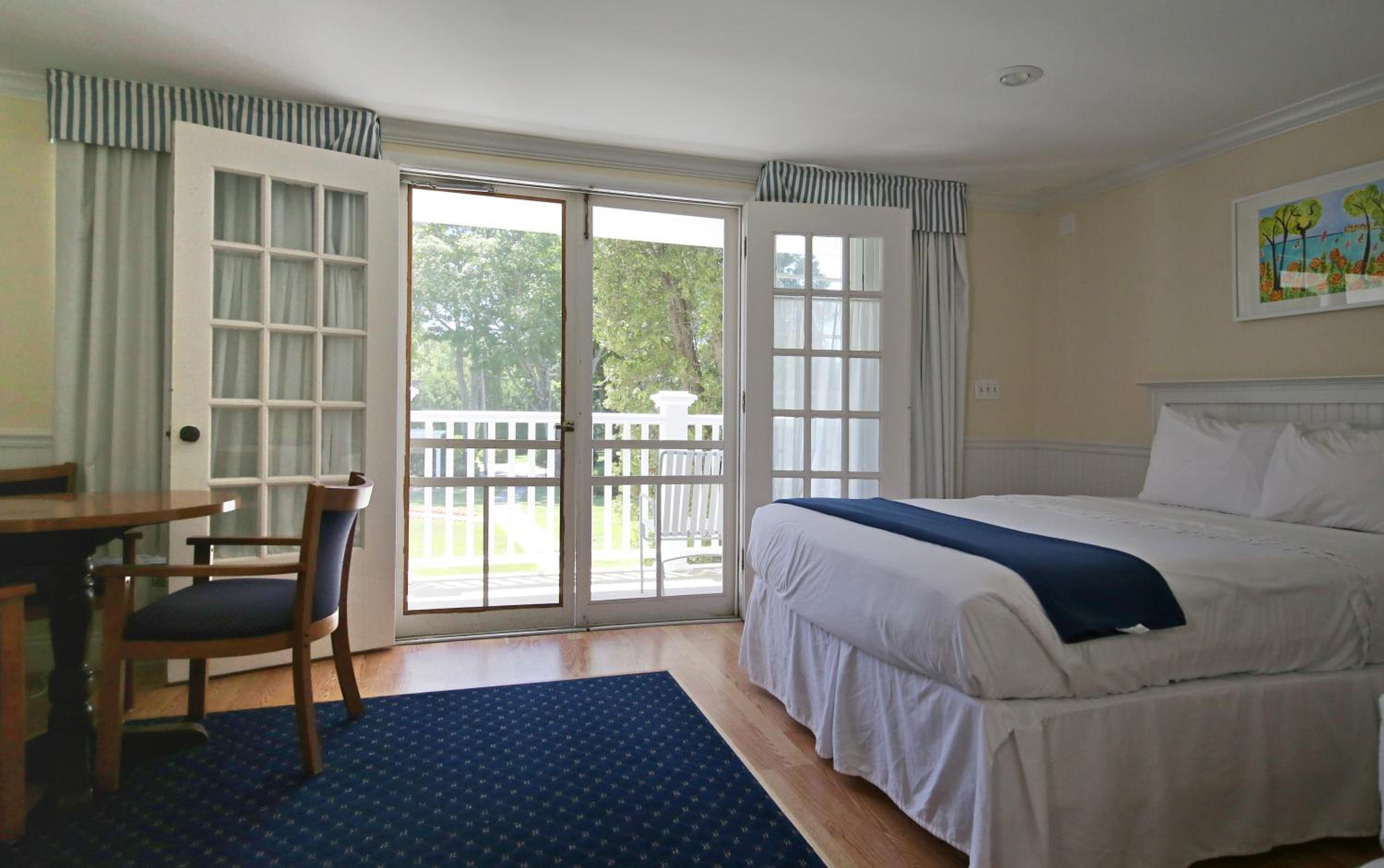 Colonial Inn Harbor Springs