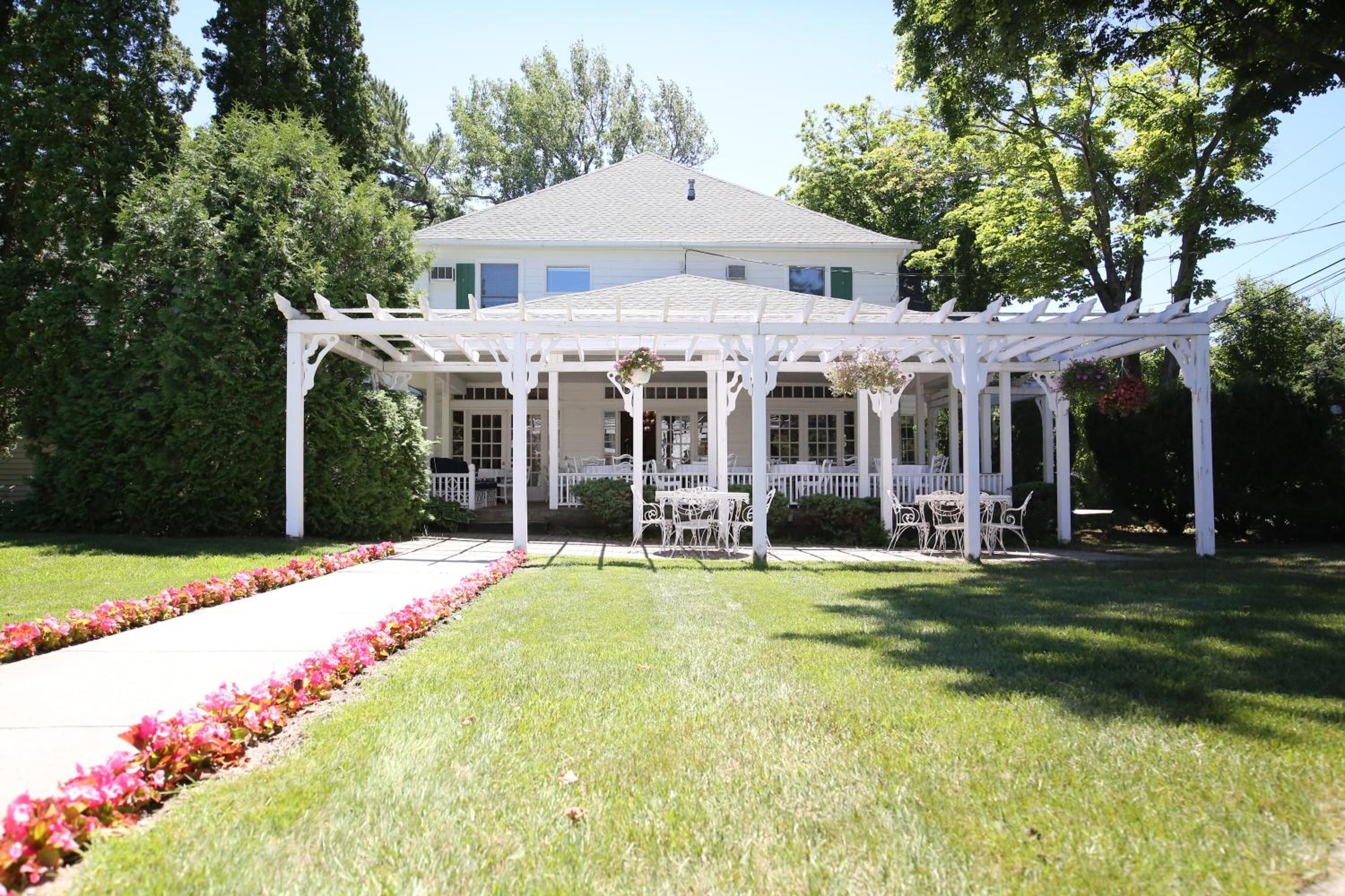 Colonial Inn Harbor Springs